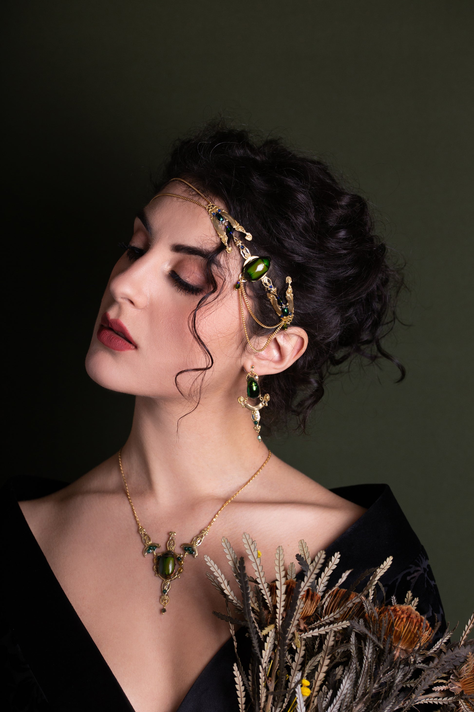 Collier Horus porté – bijou talisman Égypte antique fait main | Victorian Rehab