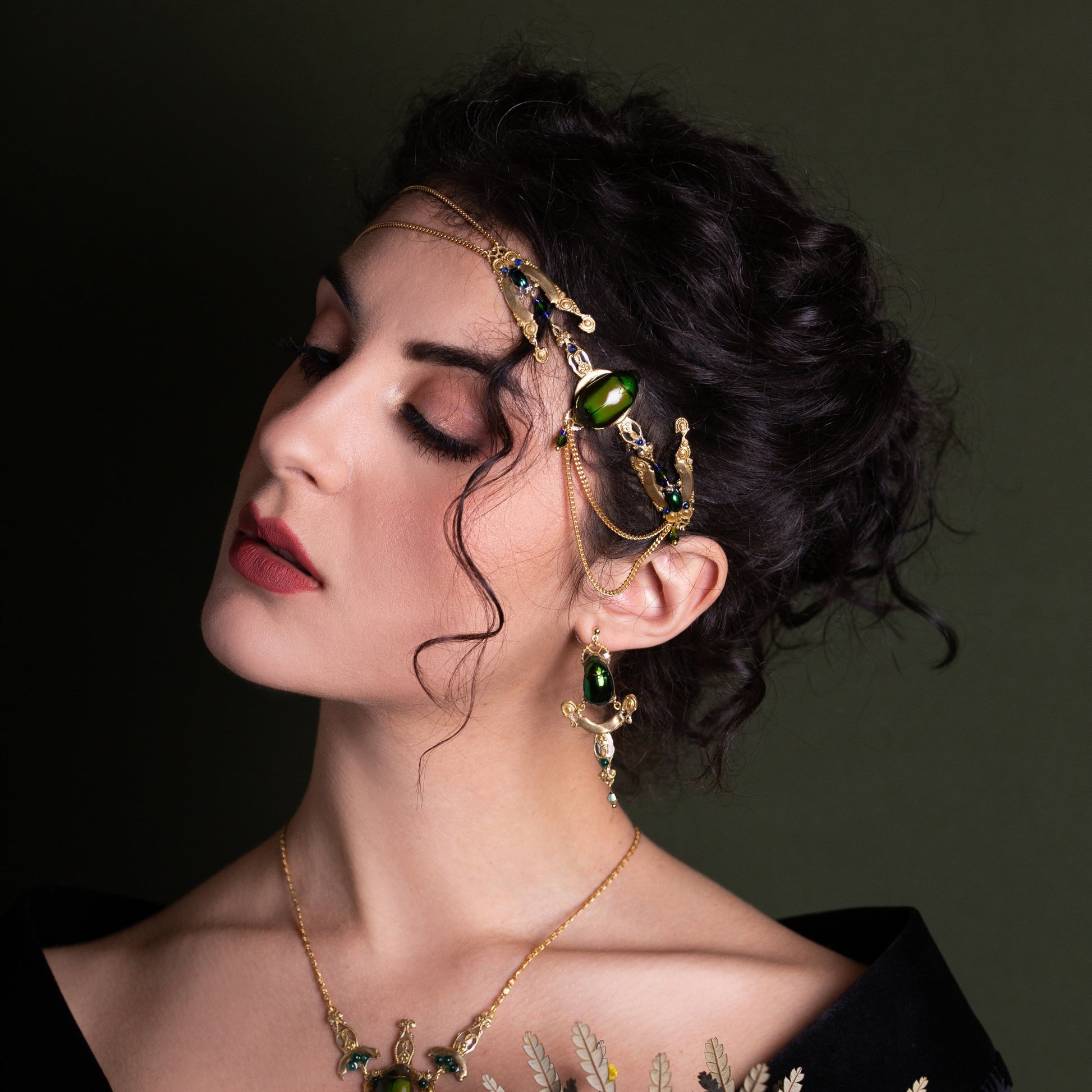 Bijou de tête Horus – trois scarabées verts iridescents & estampes dorées | Victorian Rehab