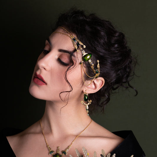 Bijou de tête Horus – trois scarabées verts iridescents & estampes dorées | Victorian Rehab