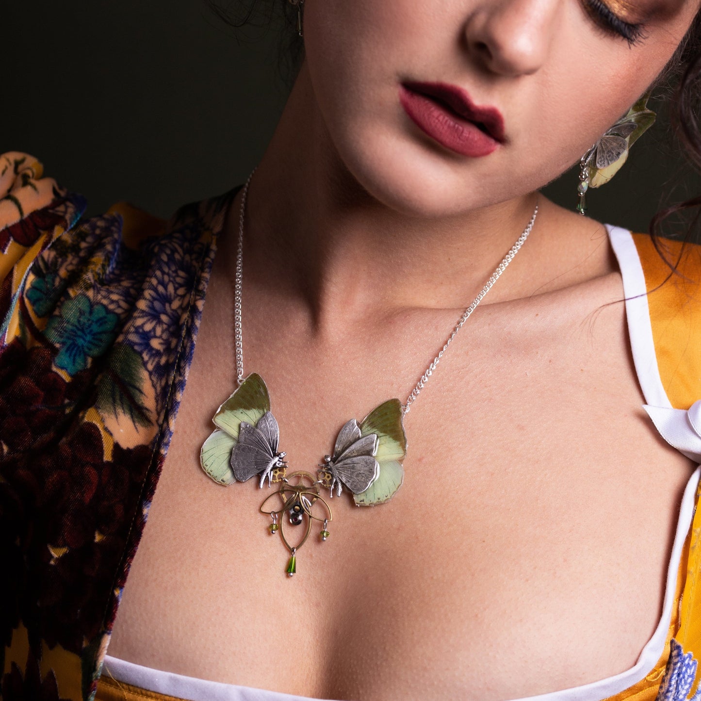 Collier Chrysalide papillon Green Charaxes vert – engrenage horlogerie ancienne steampunk | Victorian Rehab