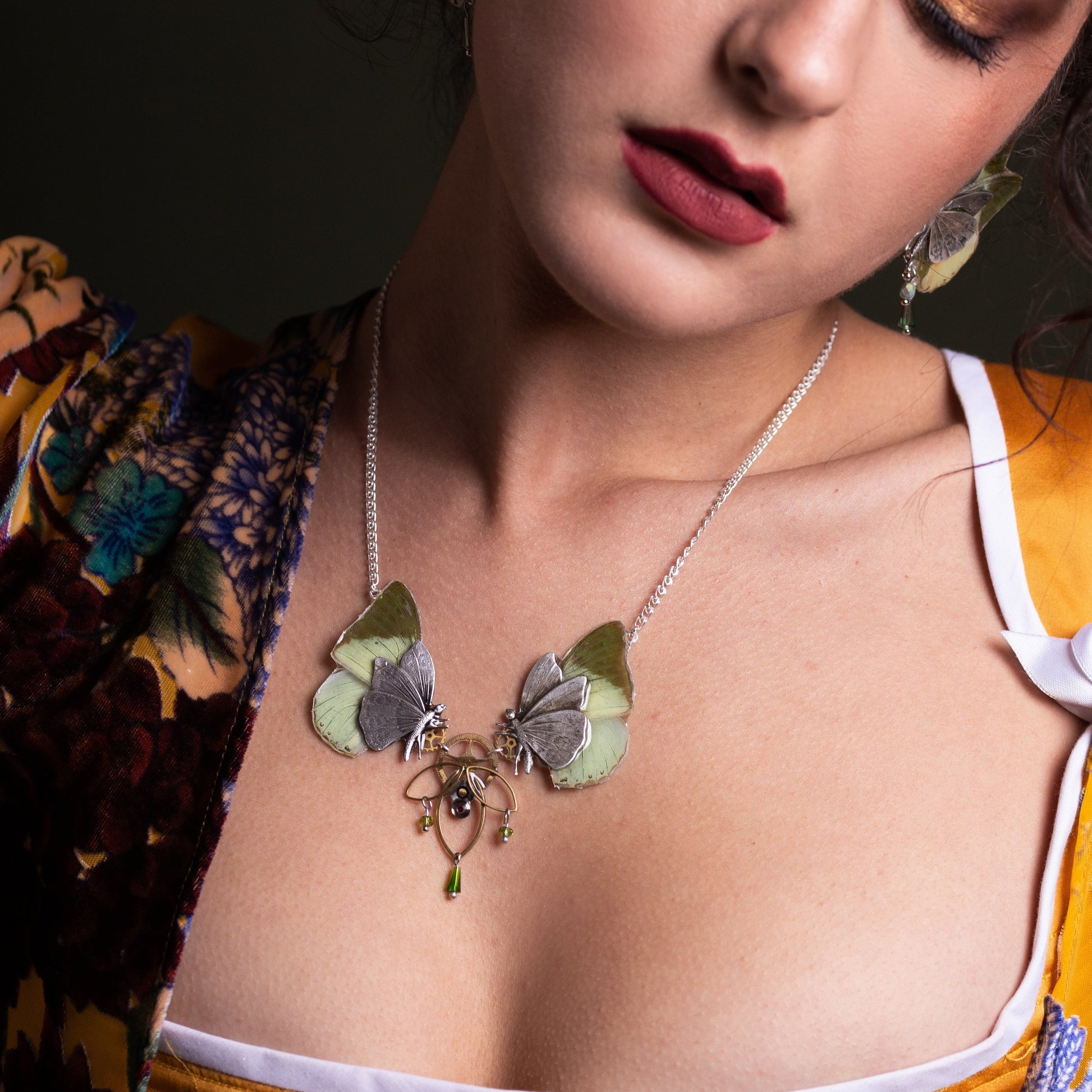 Collier Chrysalide papillon Green Charaxes vert – engrenage horlogerie ancienne steampunk | Victorian Rehab