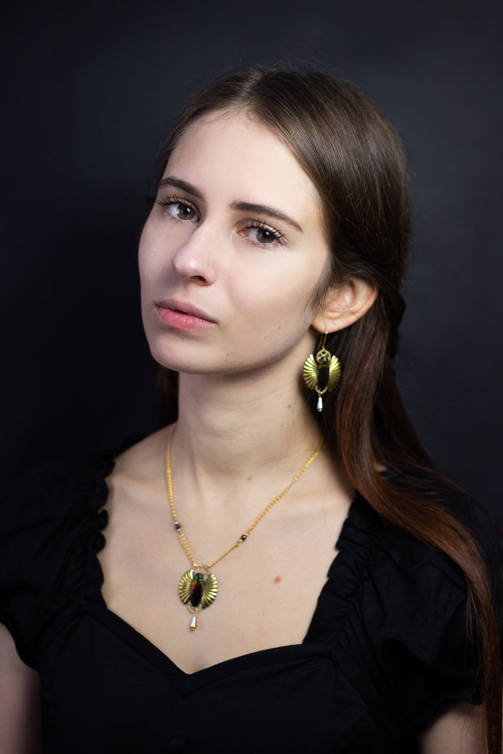 Détail boucles Eos – scarabée iridescent bordeaux & vert | Victorian Rehab