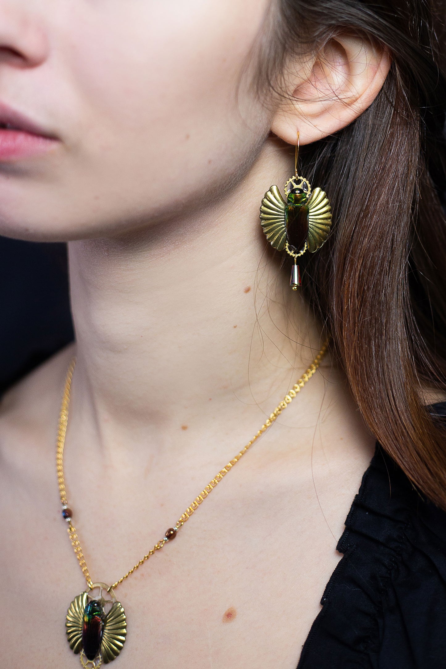 Boucles Eos portées – bijou scarabée intensité automnale | Victorian Rehab
