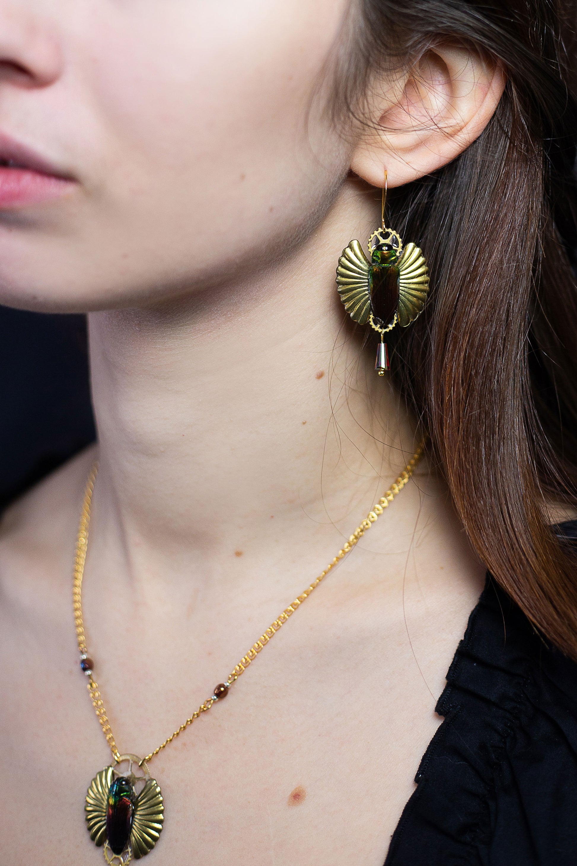 Boucles Eos portées – bijou scarabée intensité automnale | Victorian Rehab