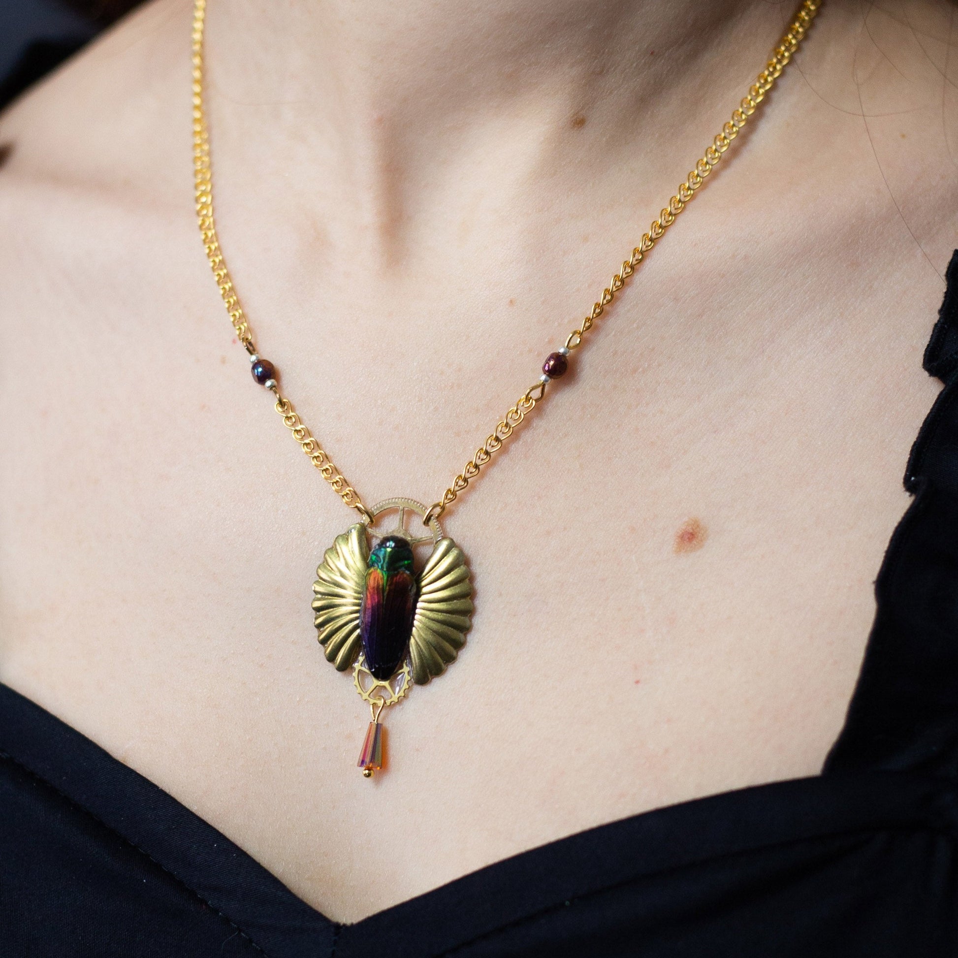 Collier Eos – scarabée bordeaux & vert sur estampe dorée | Victorian Rehab