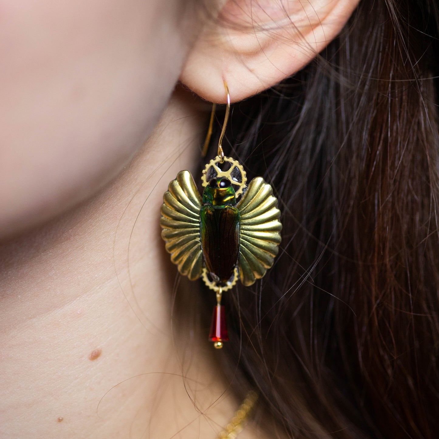 Boucles d'oreille Eos – scarabée bordeaux & vert sur estampe dorée | Victorian Rehab