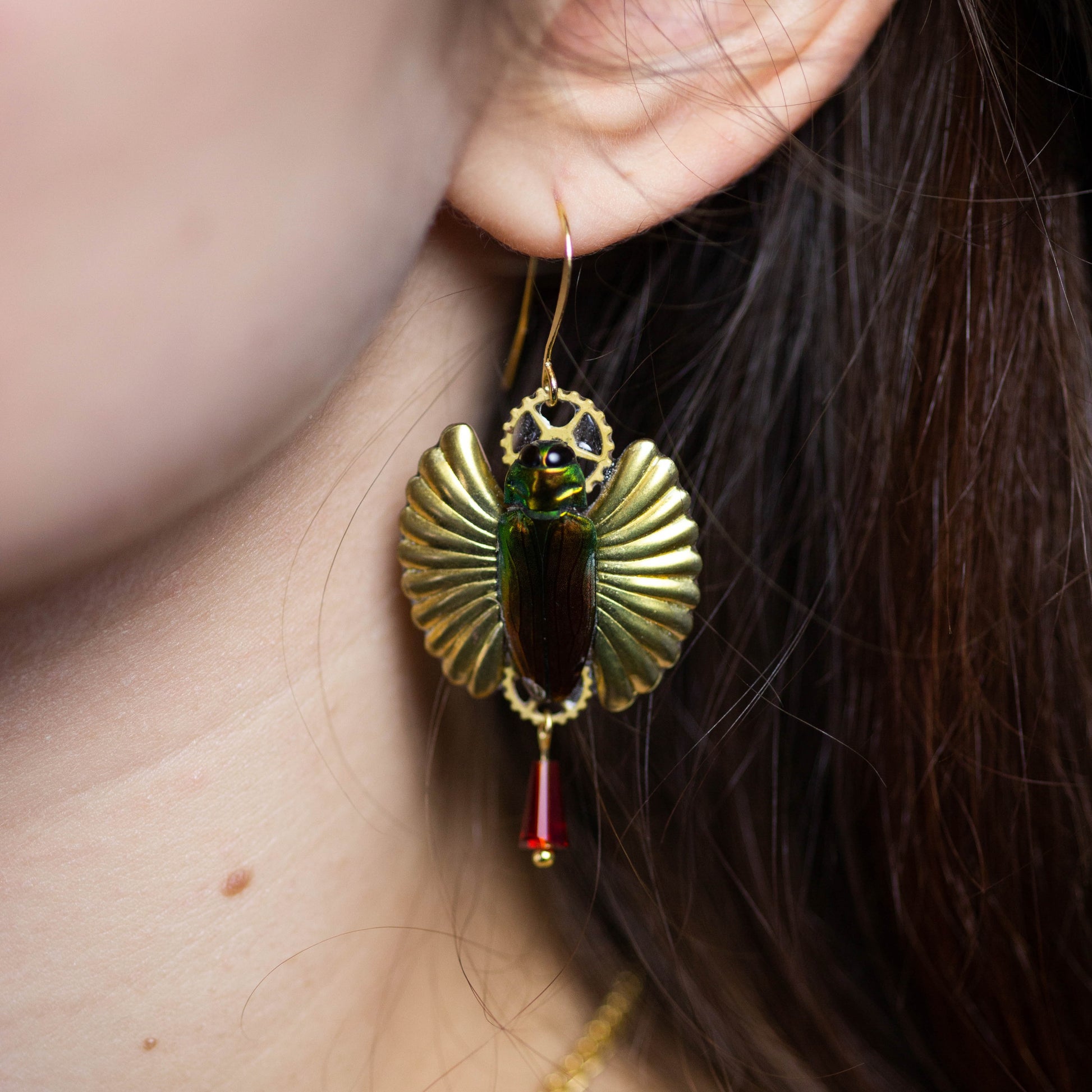 Boucles d'oreille Eos – scarabée bordeaux & vert sur estampe dorée | Victorian Rehab