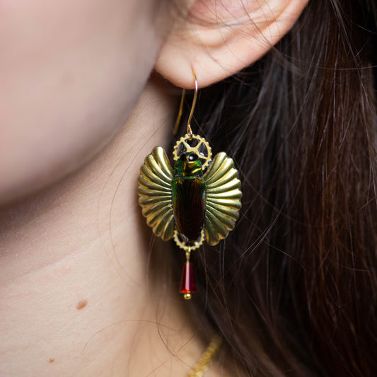 Boucles d'oreille Eos – scarabée bordeaux & vert sur estampe dorée | Victorian Rehab
