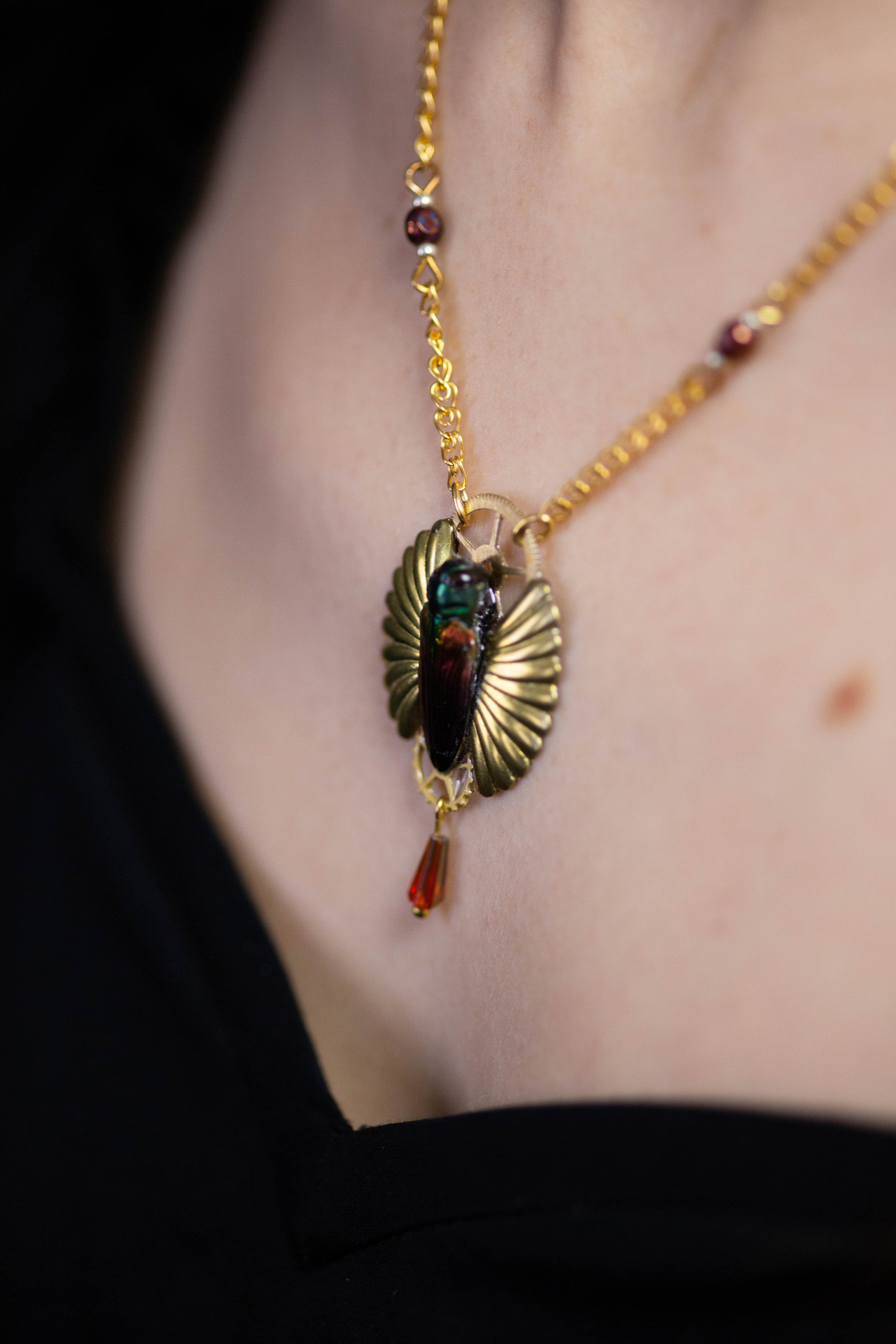 Détail collier Eos – scarabée iridescent bordeaux & vert | Victorian Rehab