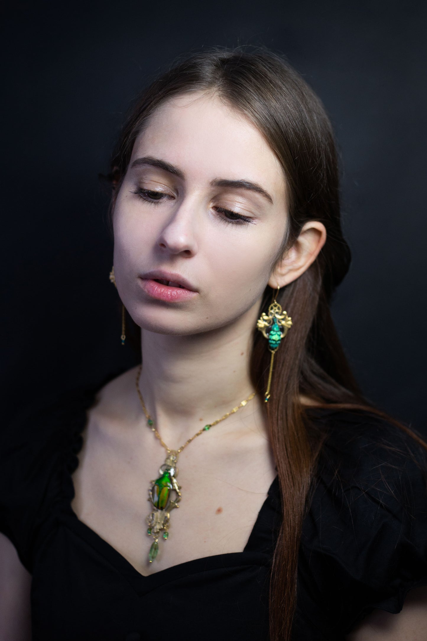 Détail boucles Lotus – scarabée iridescent vert & noir | Victorian Rehab