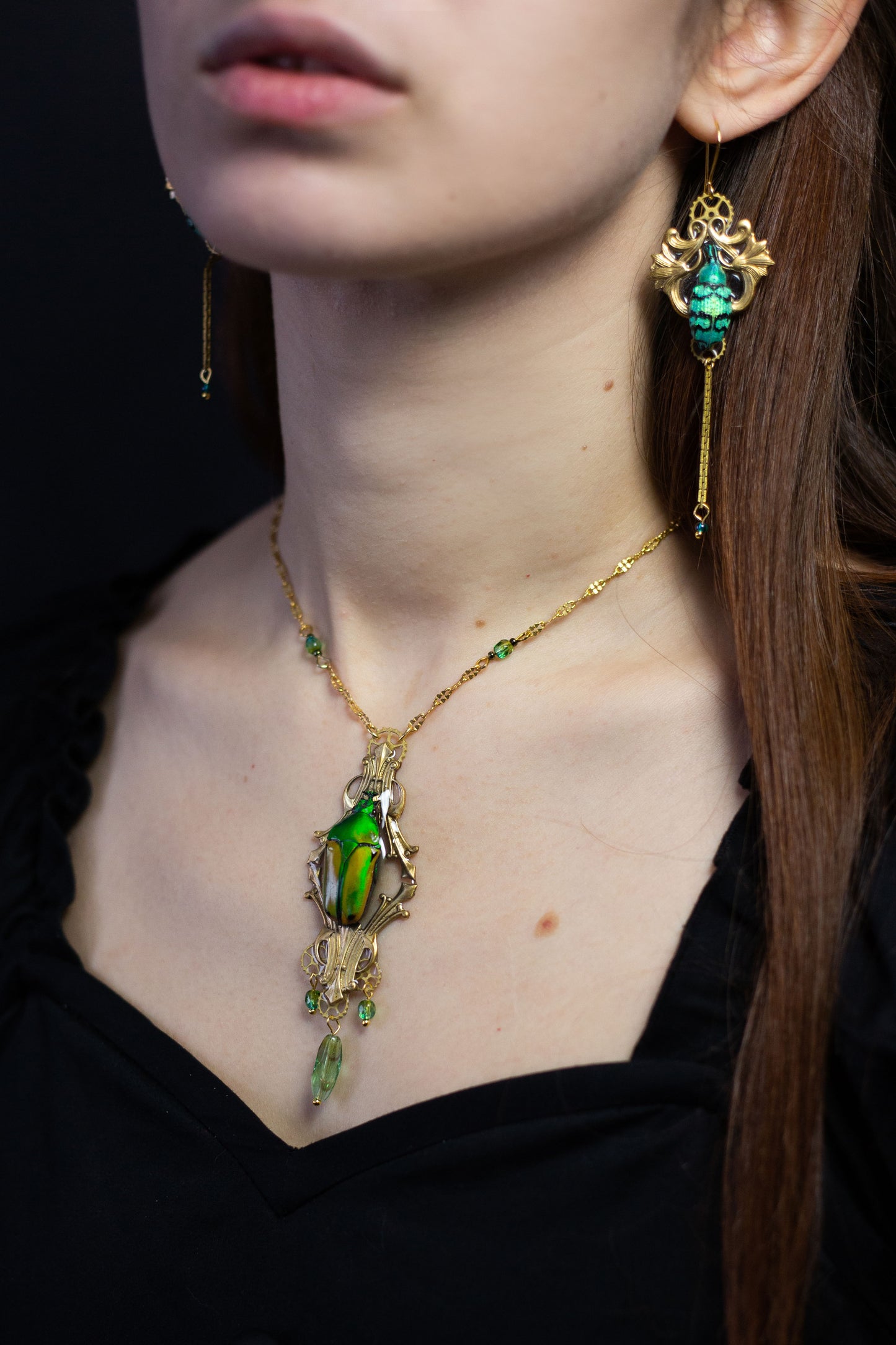 Vue ensemble collier Nobilia Doré – scarabée, estampe & engrenages | Victorian Rehab