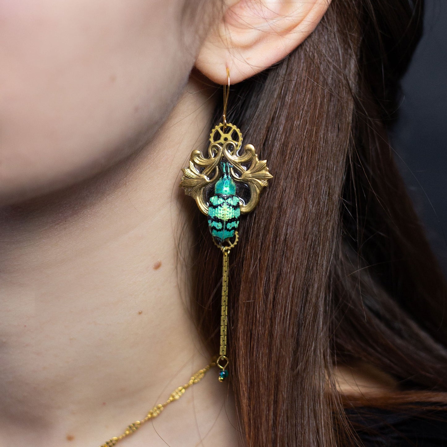 Boucles d'oreille Lotus – scarabée vert & noir sur estampe dorée | Victorian Rehab