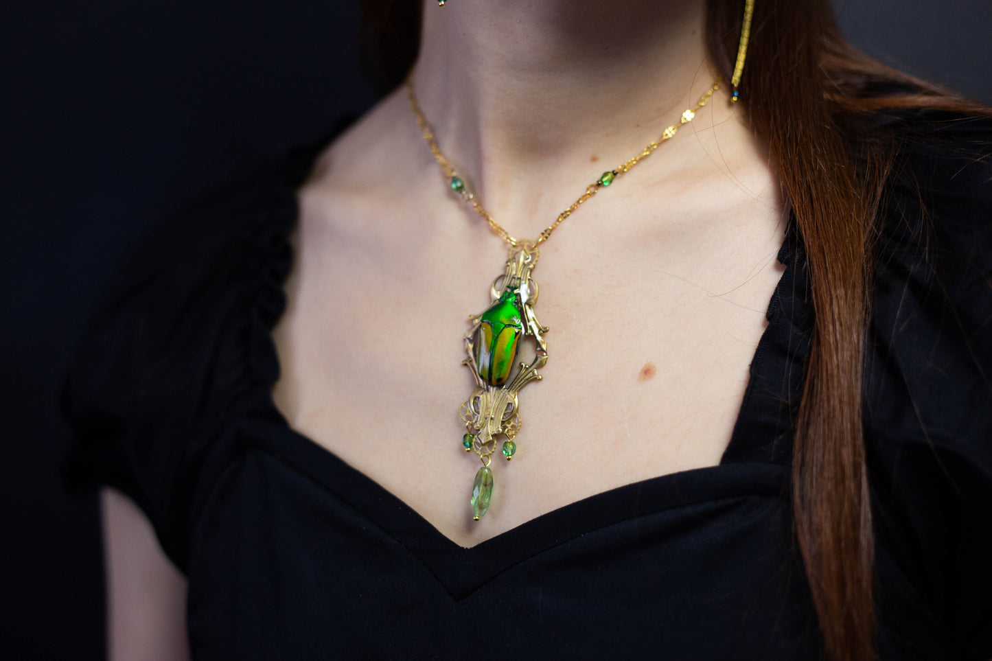 Collier Nobilia porté – grand médaillon bijou steampunk fait main | Victorian Rehab