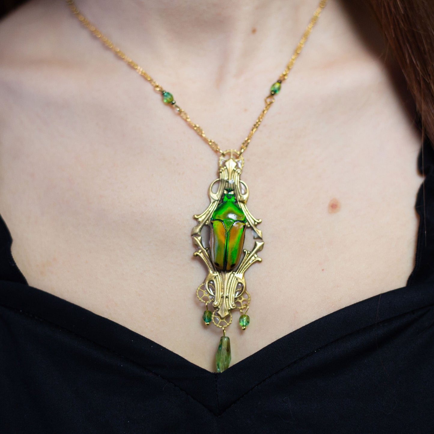 Collier Nobilia Doré – scarabée vert & estampe Art Déco ajourée | Victorian Rehab