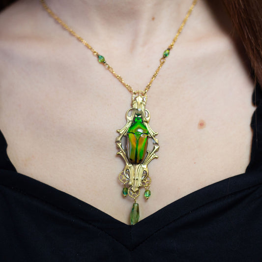 Collier Nobilia Doré – scarabée vert & estampe Art Déco ajourée | Victorian Rehab
