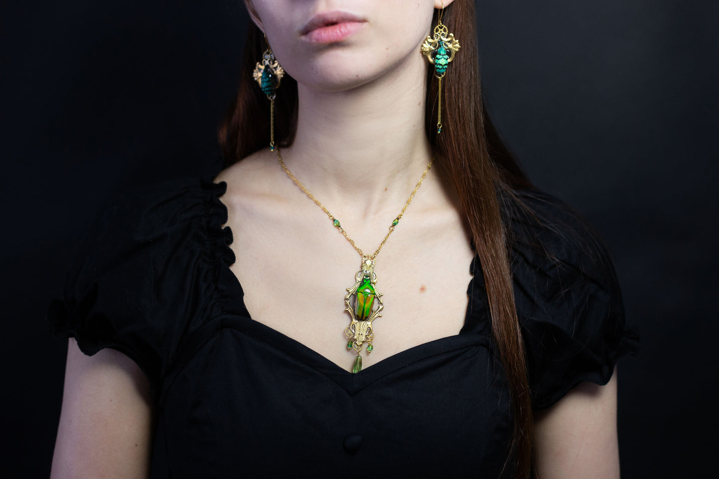 Détail collier Nobilia – engrenages de montre & scarabée vert iridescent | Victorian Rehab