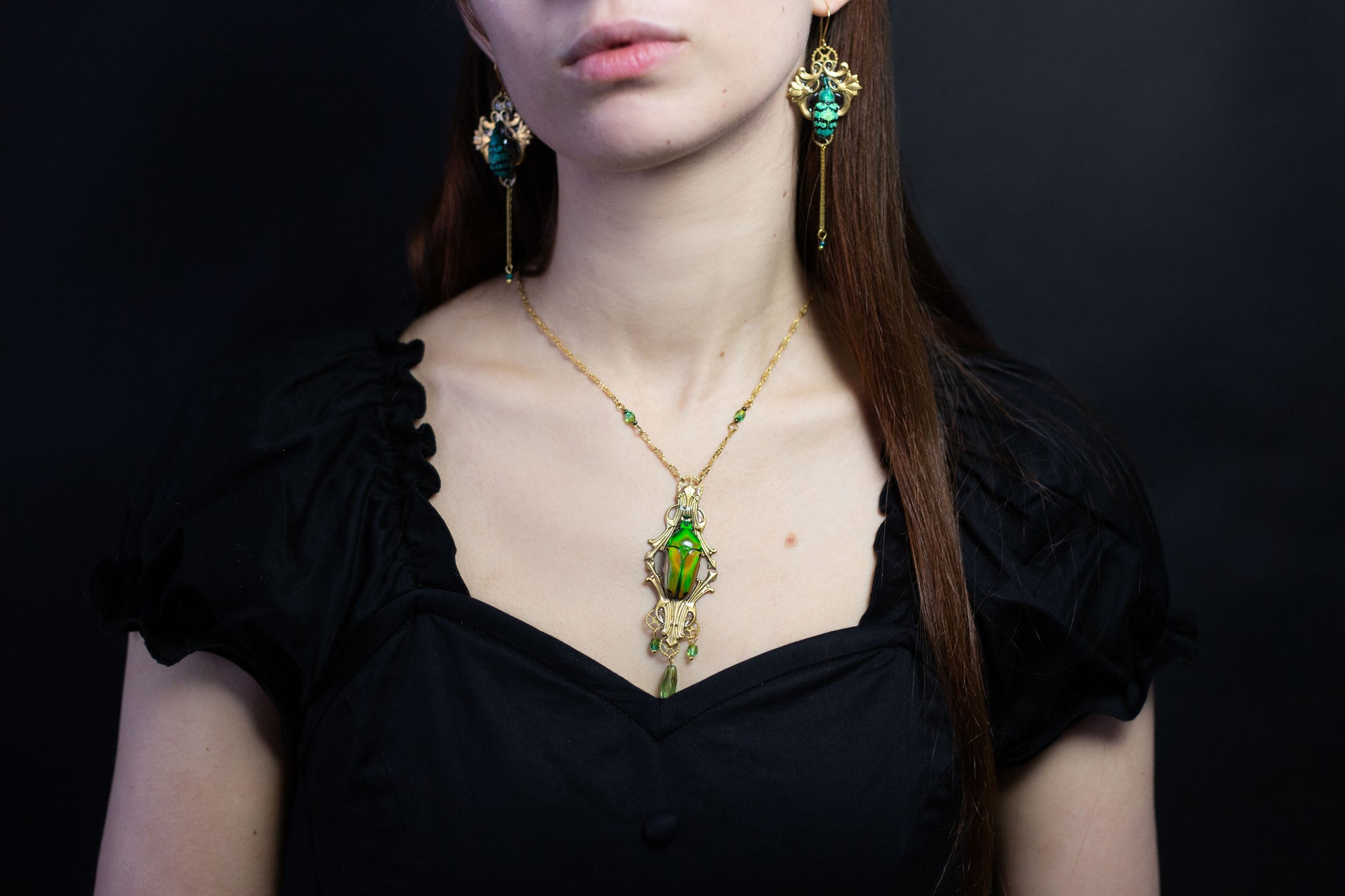 Détail collier Nobilia – engrenages de montre & scarabée vert iridescent | Victorian Rehab