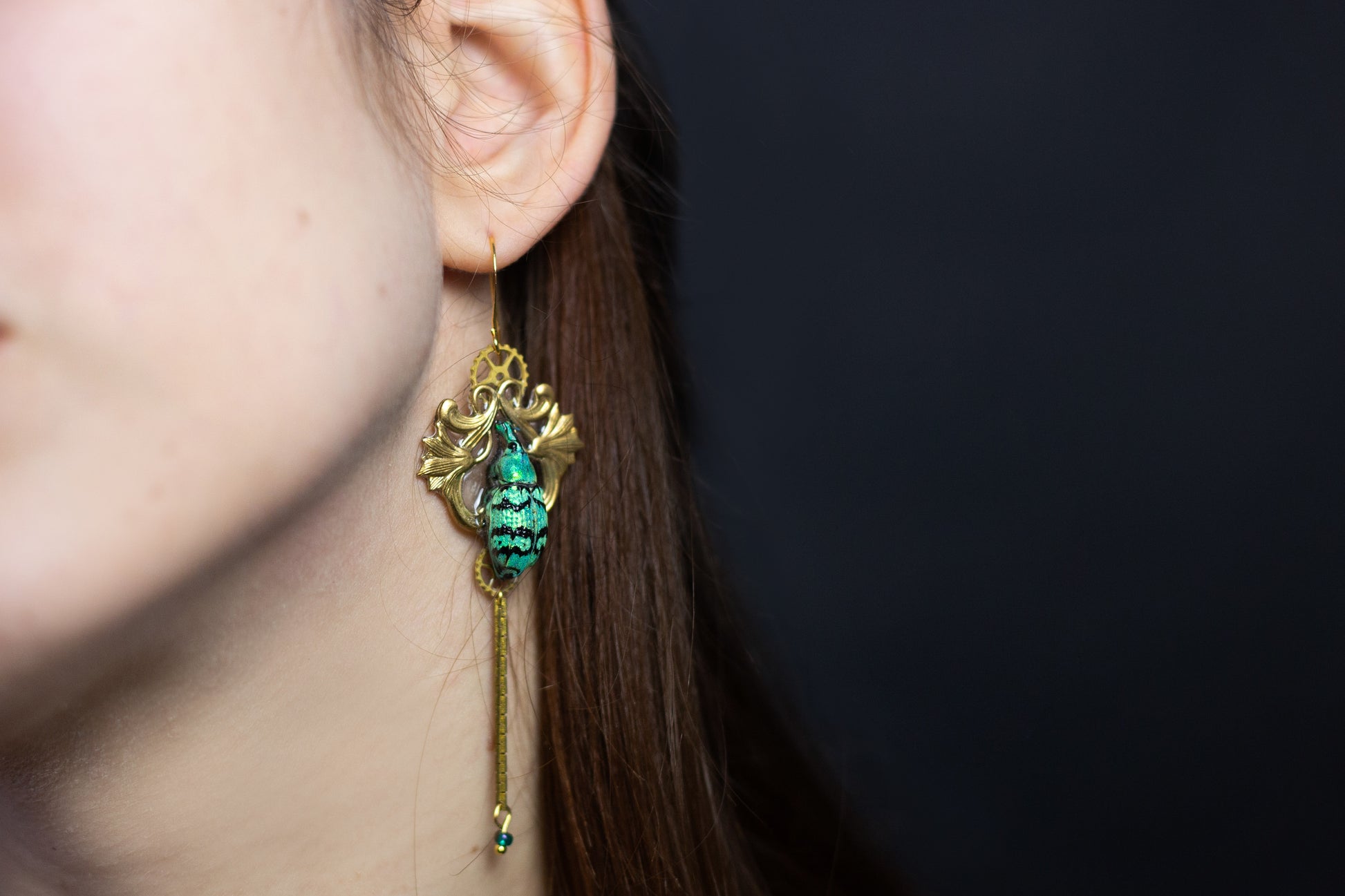 Boucles Lotus portées – bijou long structuré fait main | Victorian Rehab