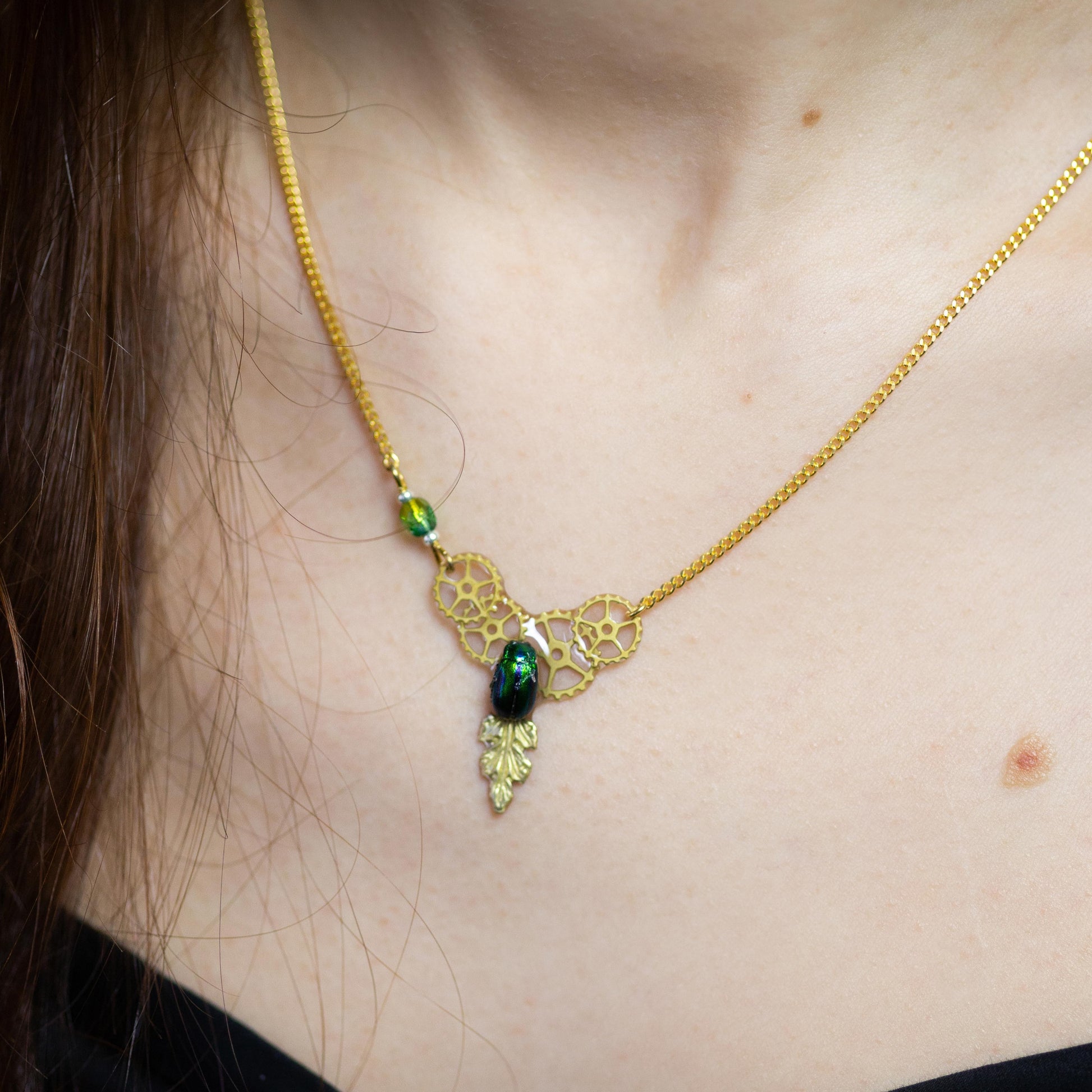 Collier Leaf – véritable scarabée vert sur estampe laiton doré | Victorian Rehab