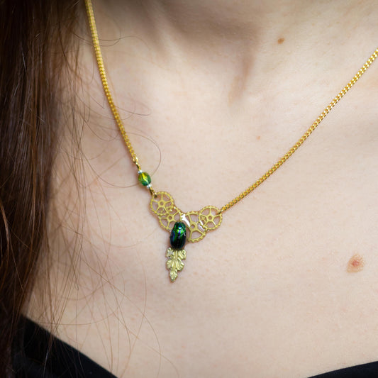 Collier Leaf – véritable scarabée vert sur estampe laiton doré | Victorian Rehab
