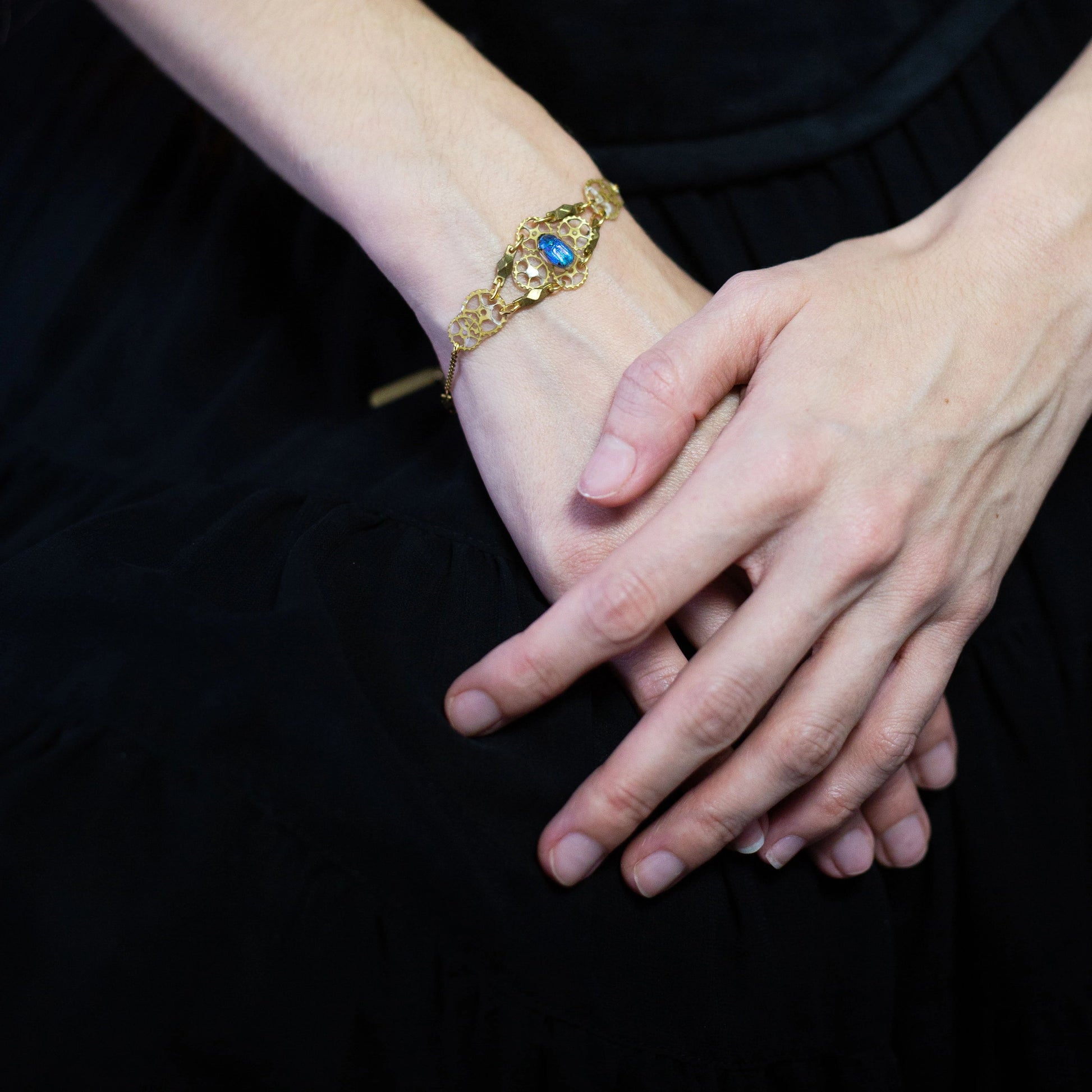 Bracelet Azur – véritable scarabée bleu & laiton doré | Victorian Rehab