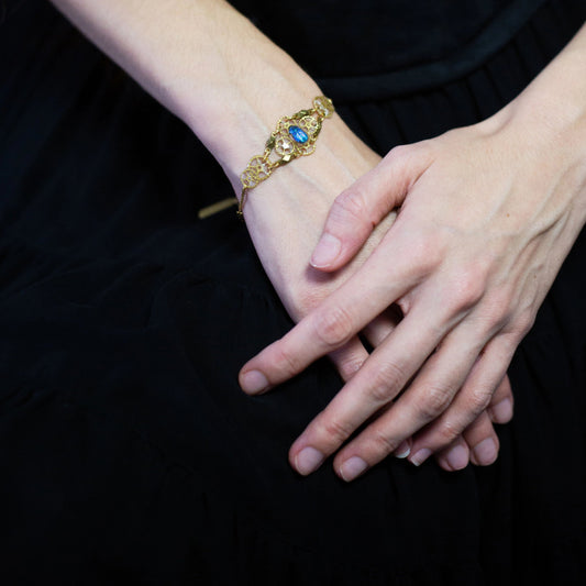Bracelet Azur – véritable scarabée bleu & laiton doré | Victorian Rehab