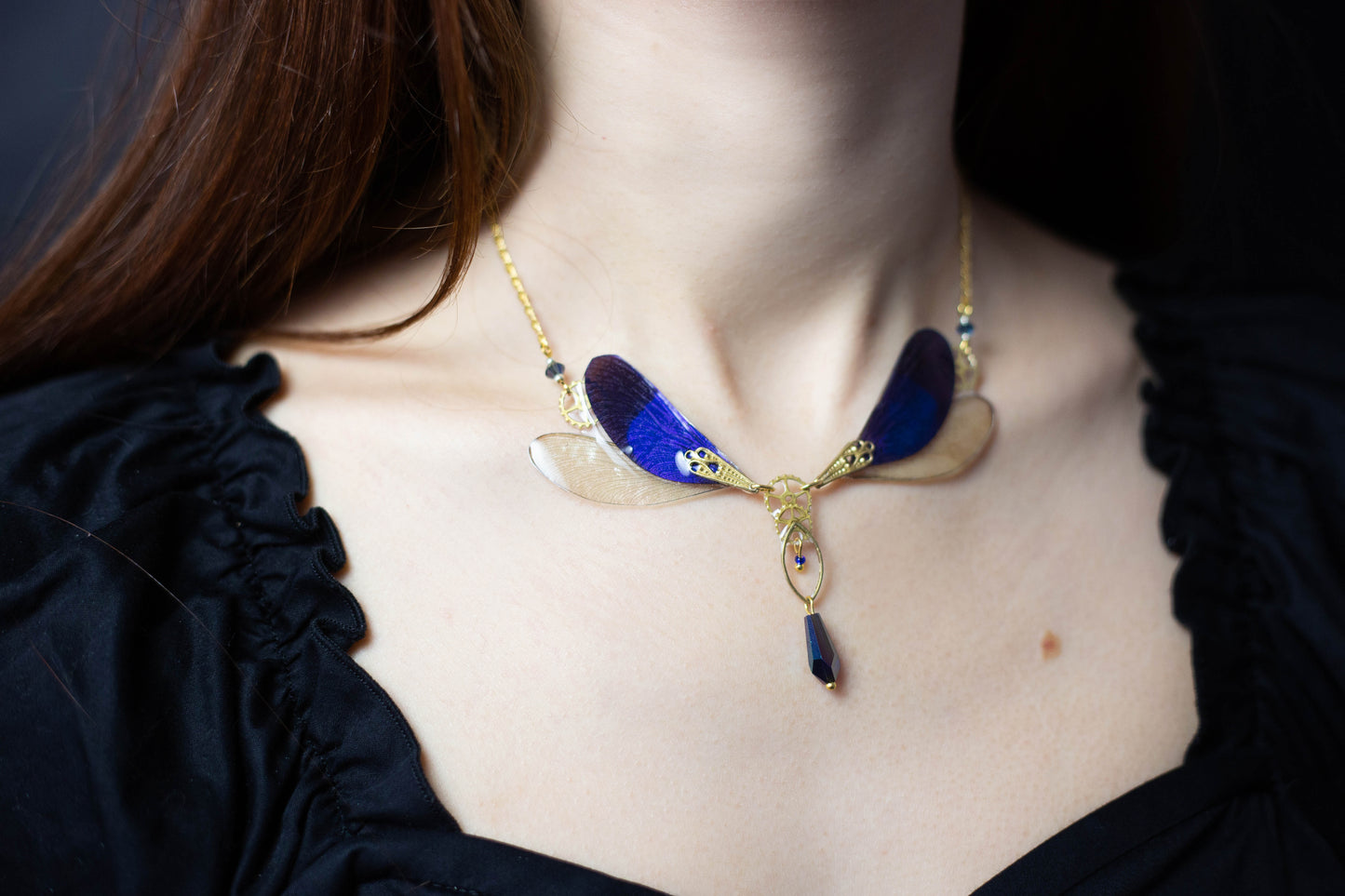 Détail collier Demoiselles – véritables ailes de libellule estampe laiton doré Victorian Rehab