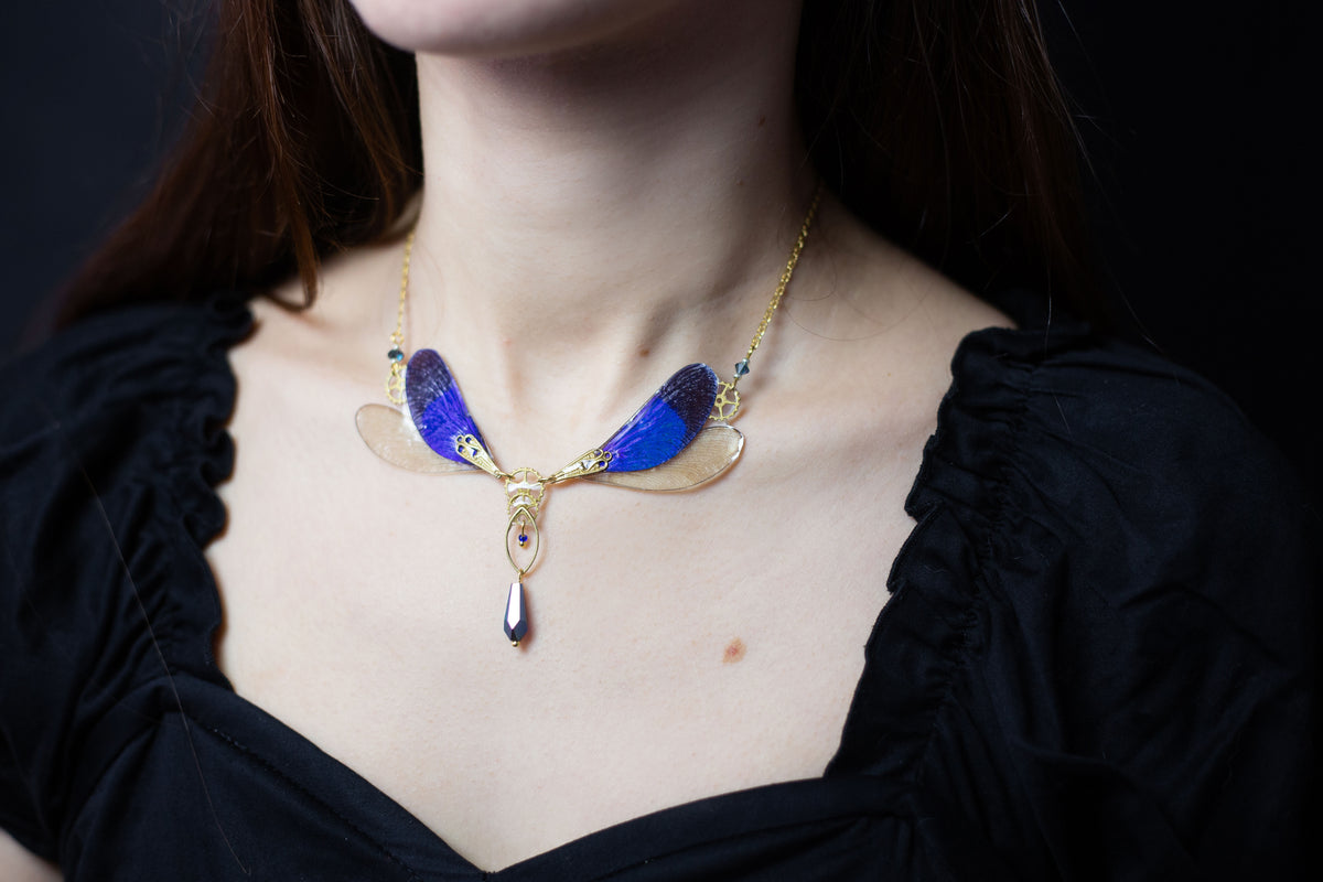 Collier Demoiselles libellule bleue porté – bijou fairycore Art Nouveau Victorian Rehab