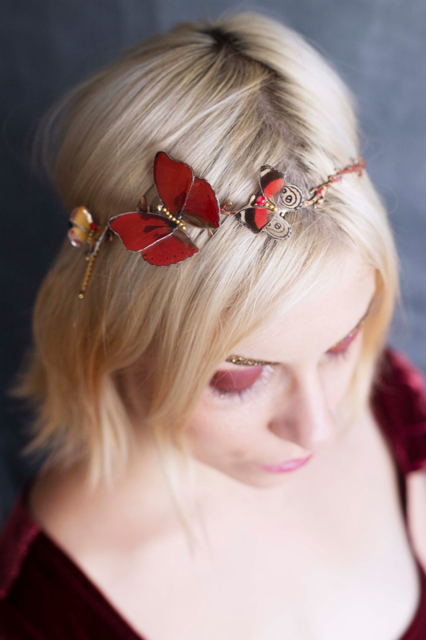 Demi-couronne Brocéliande portée – bijou de tête féérique mariage cérémonie Victorian Rehab