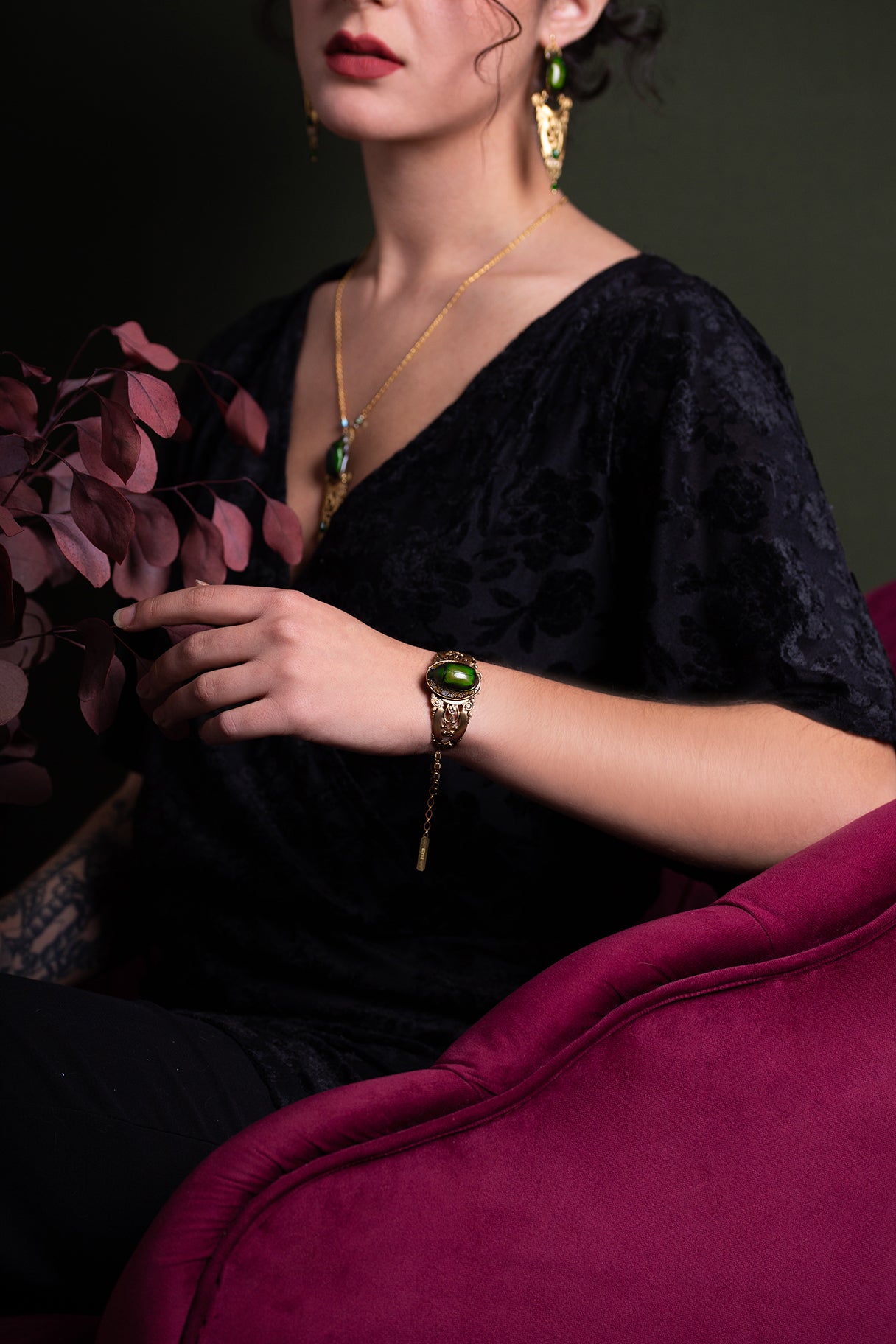 Détail bracelet Osiris – scarabée iridescent & billes de laiton | Victorian Rehab