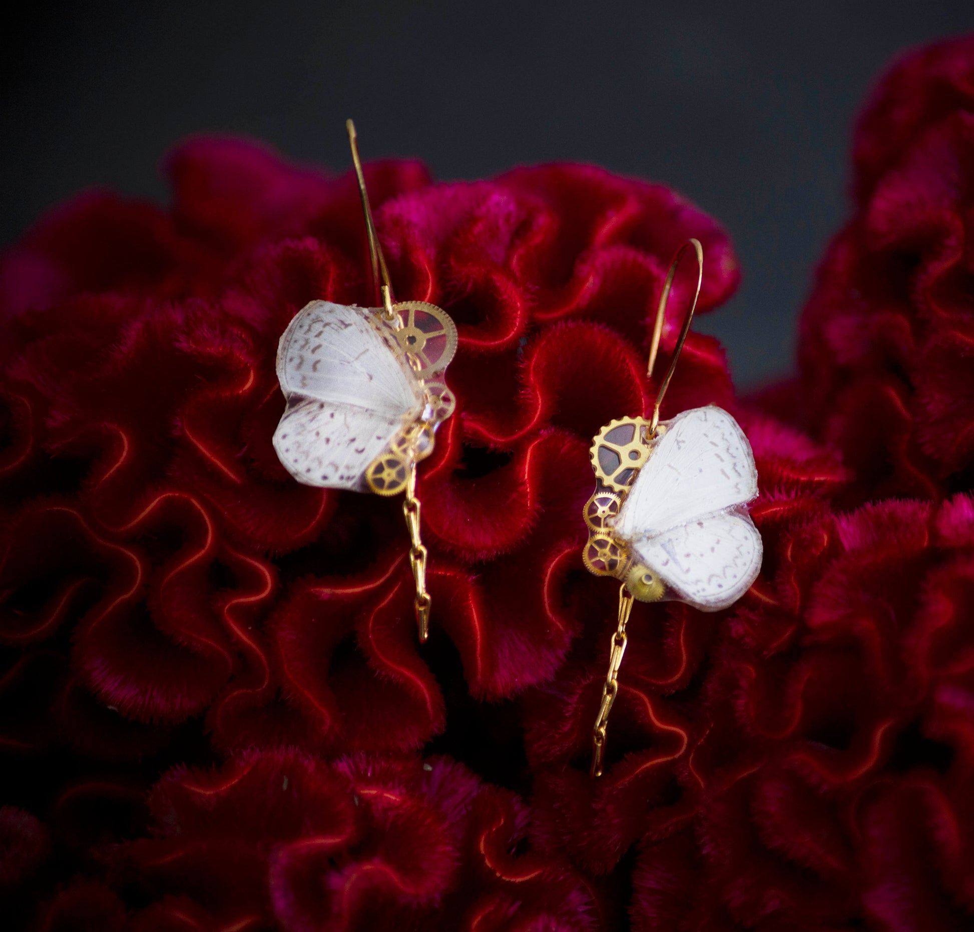 Boucles d'oreille Aponi papillon Udara Dilecta blanc nacré – engrenage horlogerie Art Nouveau | Victorian Rehab
