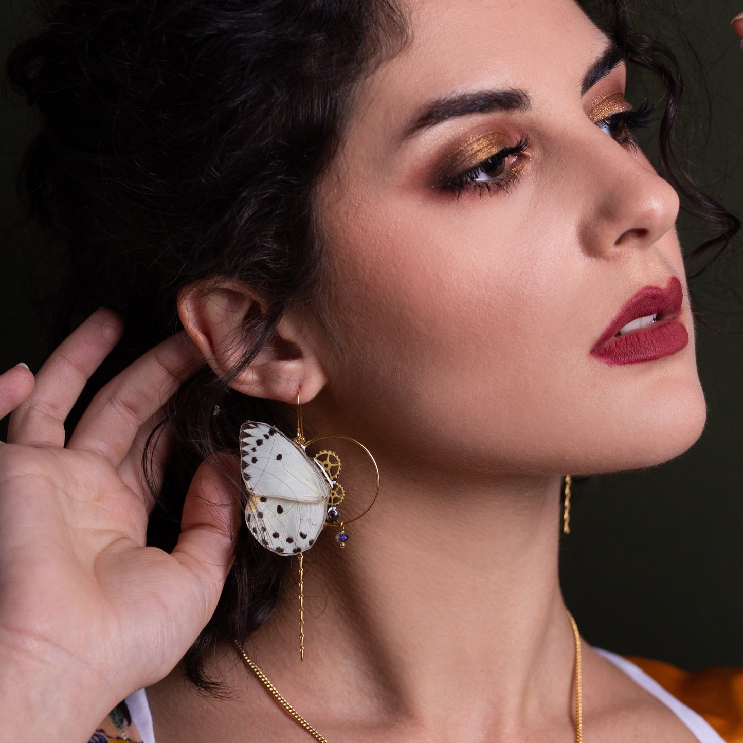 Boucles d'oreille Imago Calypso – véritables ailes papillon noir blanc et engrenage horlogerie | Victorian Rehab