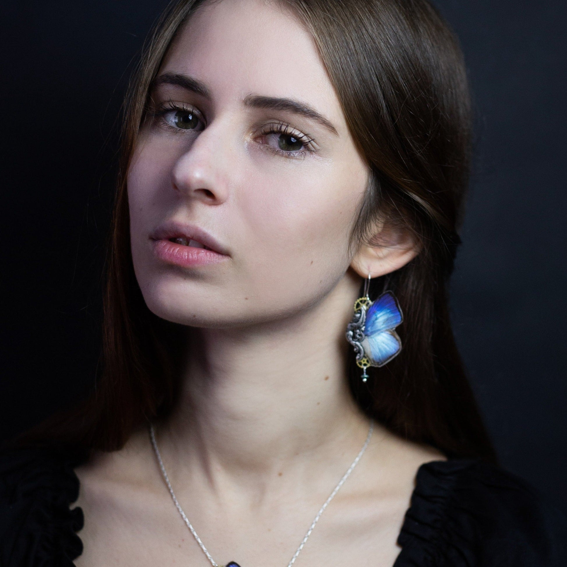 Boucles d'oreille Sphynx papillon Arhopala bleu iridescent – engrenage horlogerie perles verre | Victorian Rehab