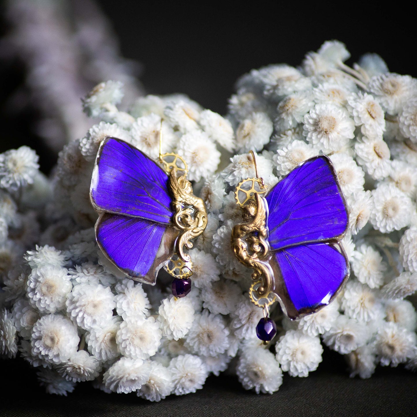 Boucles d'oreille Sphynx papillon Arhopala Hercules violet profond – engrenage horlogerie doré | Victorian Rehab