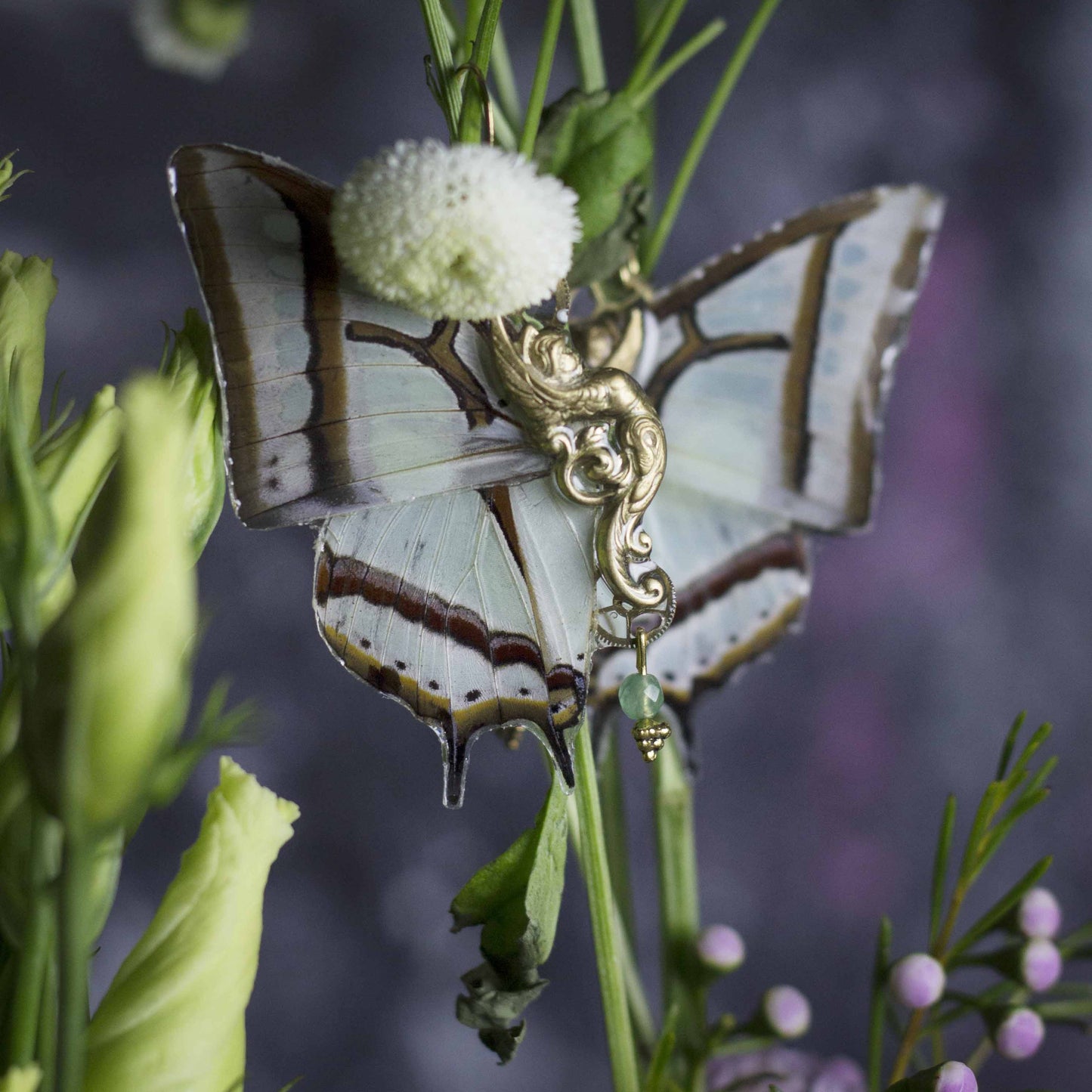 Boucles d'oreille Sphynx papillon Narcaea vert clair translucide – engrenage horlogerie doré | Victorian Rehab
