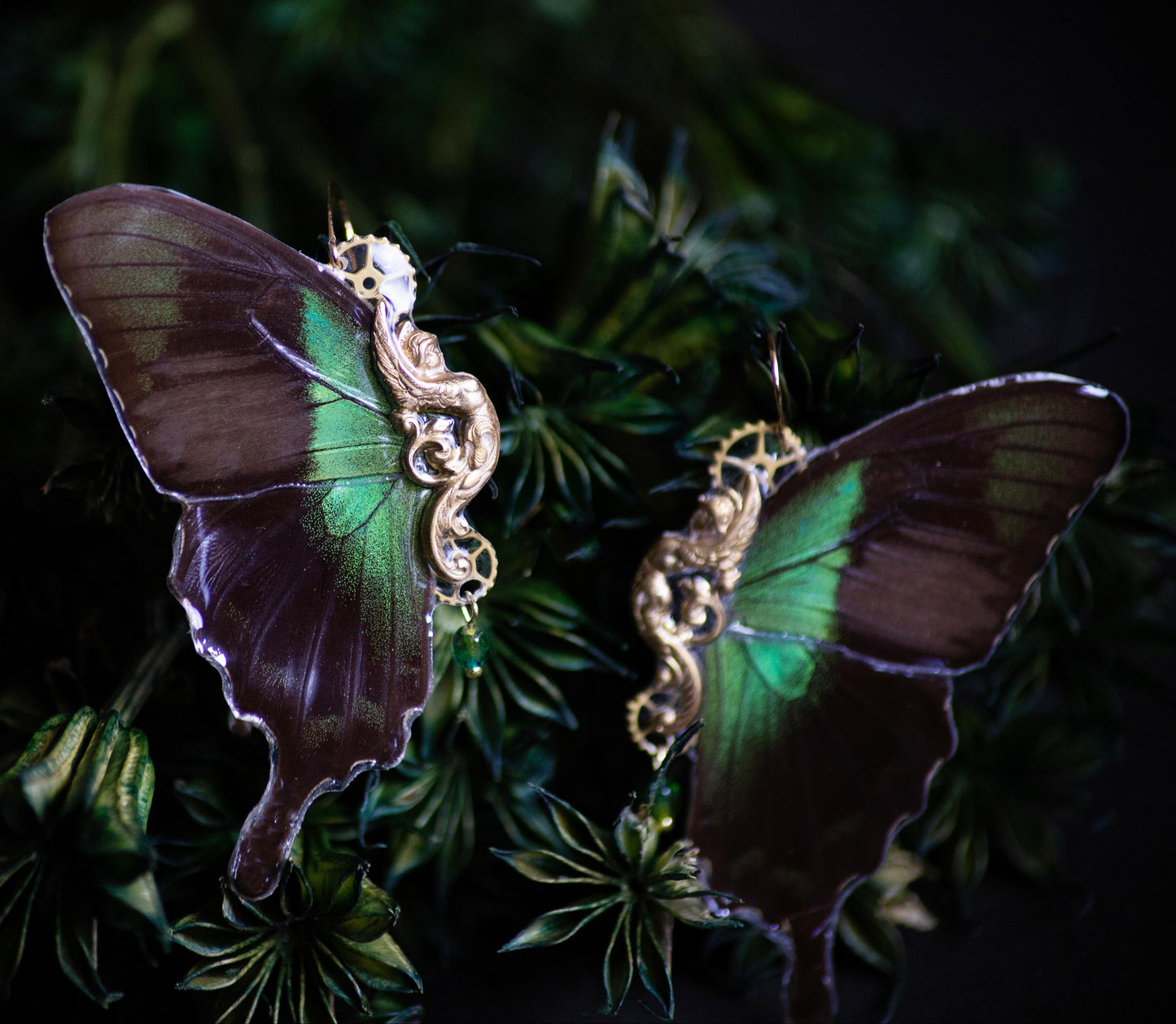 Boucles d'oreille Sphynx papillon Papilio Peranthus vert émeraude iridescent – engrenage doré | Victorian Rehab