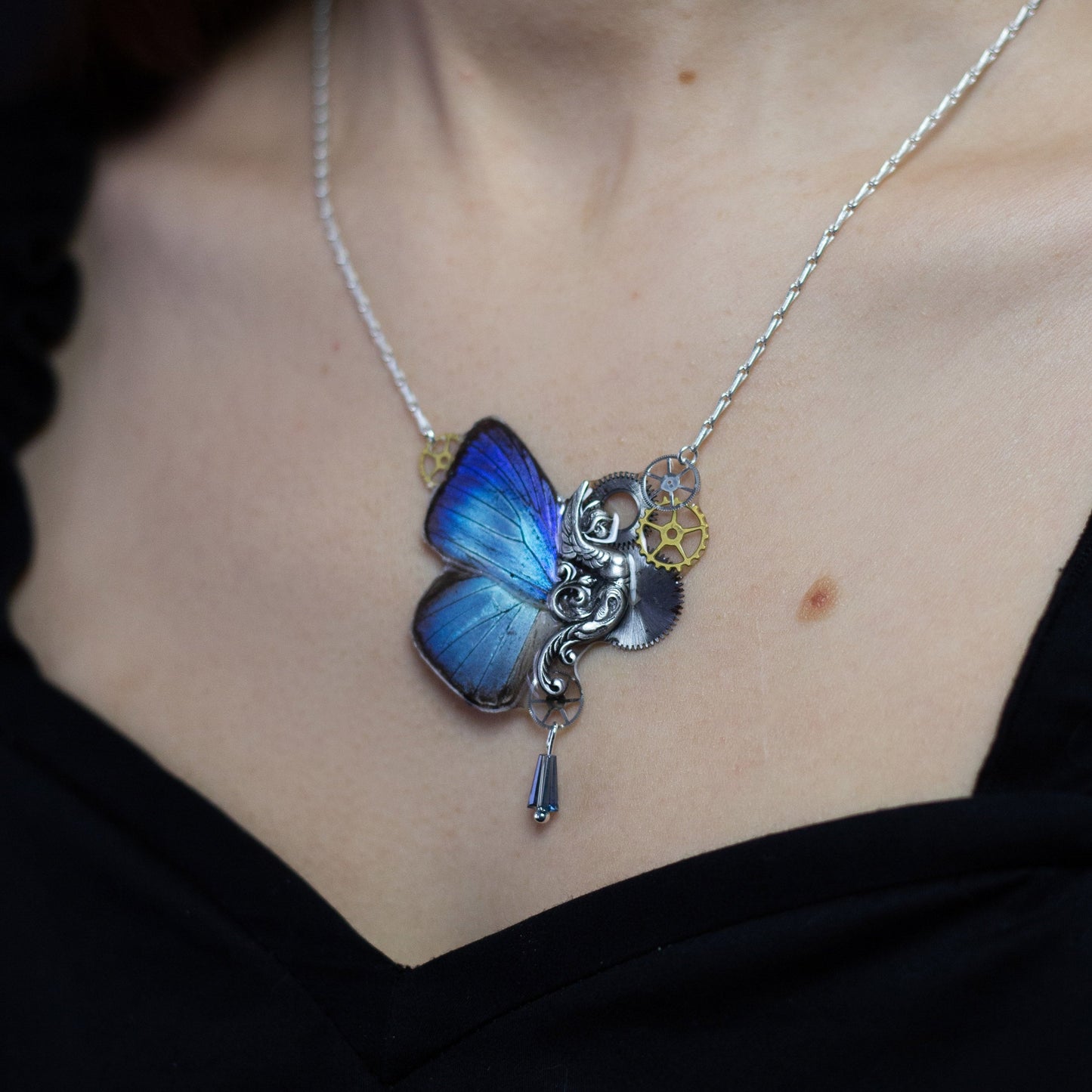 Collier Sphynx papillon Arhopala bleu iridescent – bijou steampunk Art Nouveau | Victorian Rehab