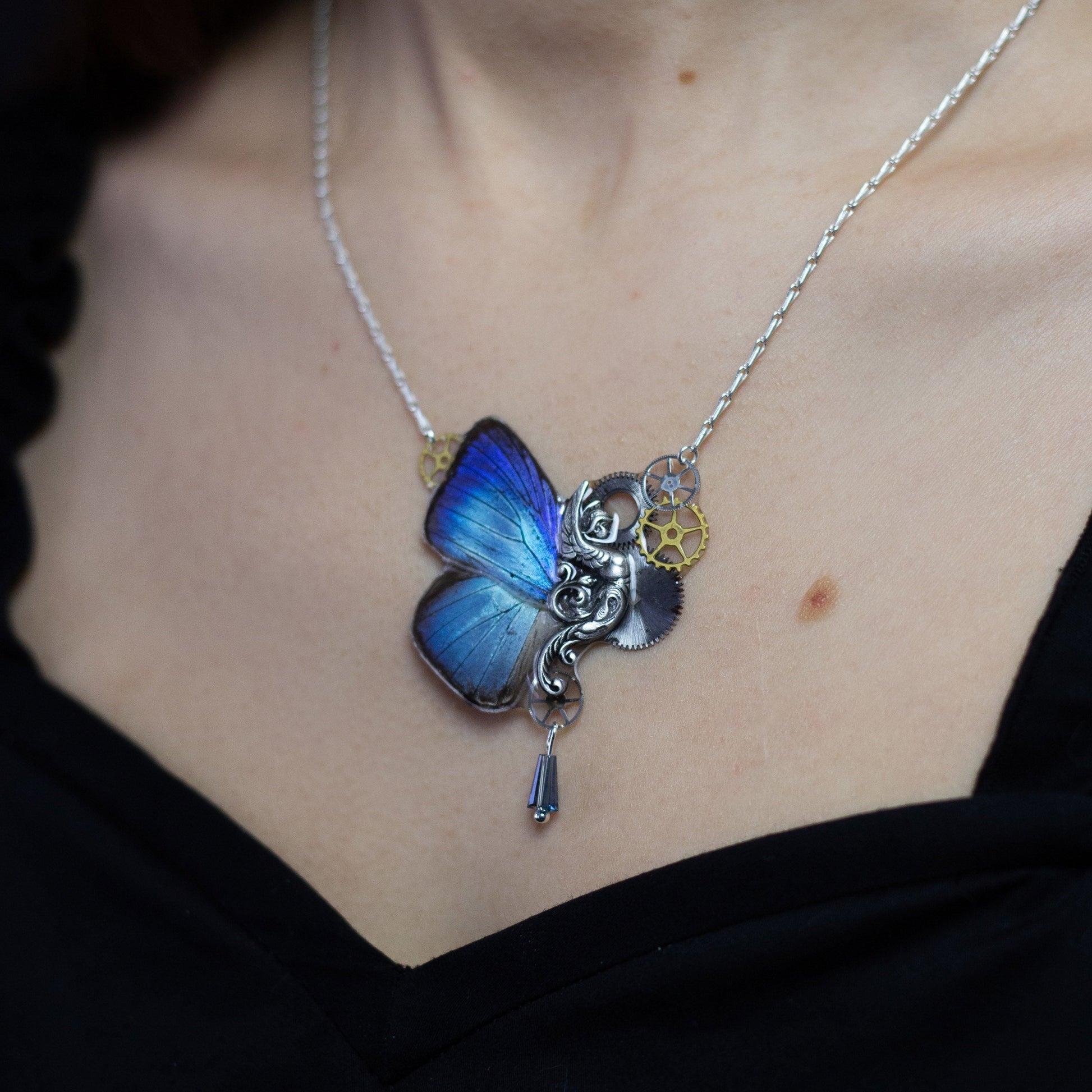 Collier Sphynx papillon Arhopala bleu iridescent – bijou steampunk Art Nouveau | Victorian Rehab
