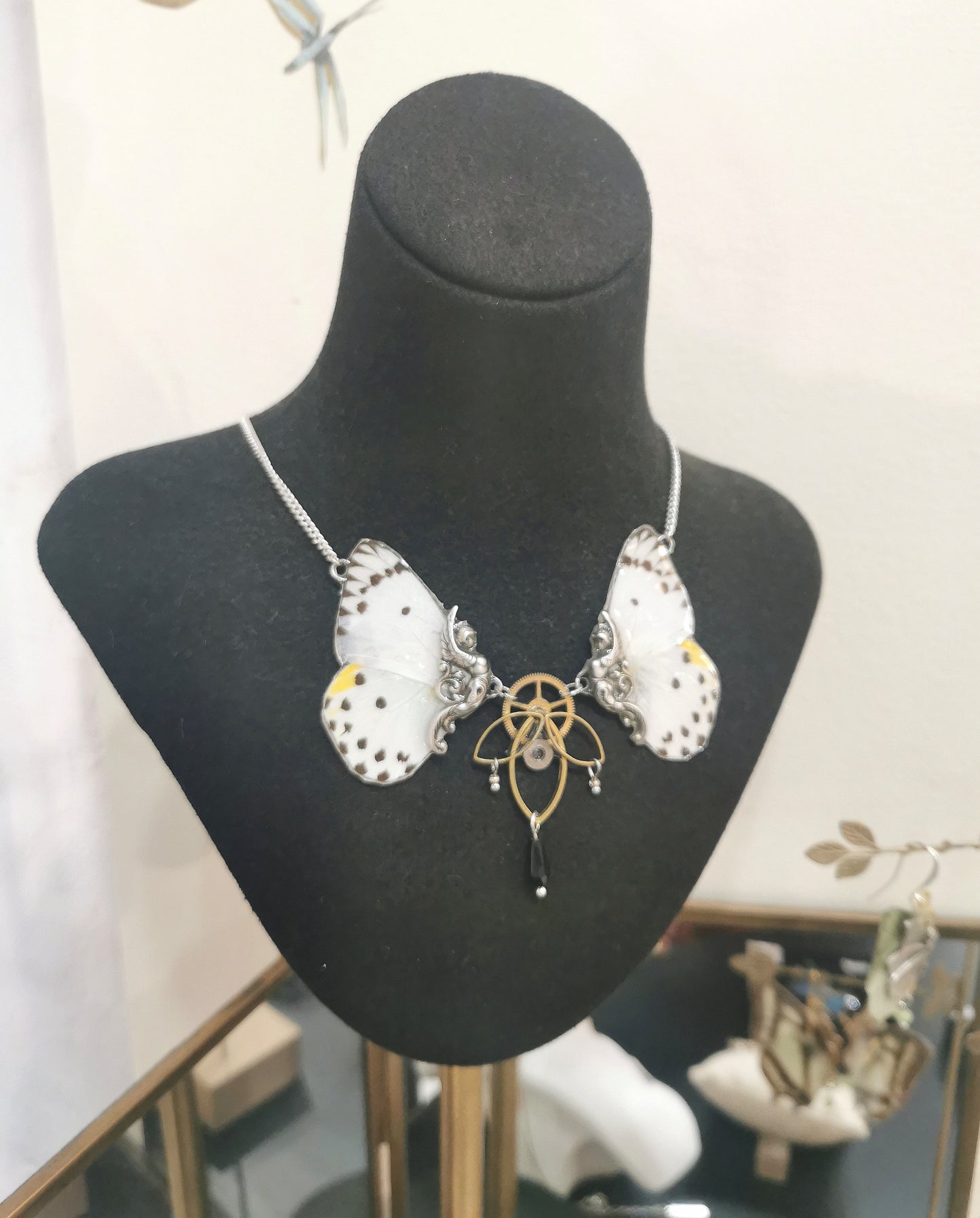 Collier Sphynx papillon Calypso version argenté – bijou steampunk fait main Hérault Victorian Rehab