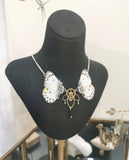 Collier Sphynx papillon Calypso version argenté – bijou steampunk fait main Hérault Victorian Rehab