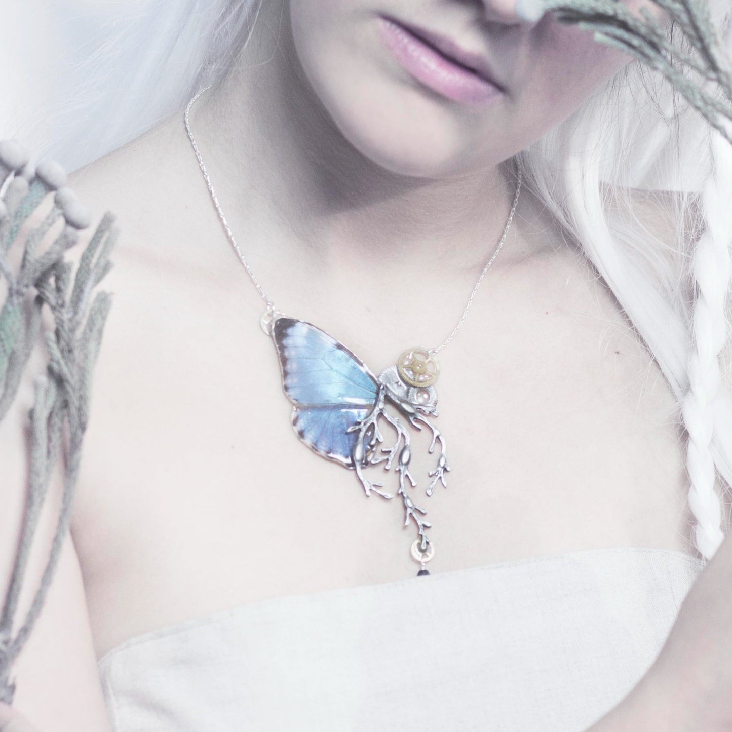 Collier Thétis papillon Morpho bleu iridescent – engrenage horlogerie perles verre argenté | Victorian Rehab