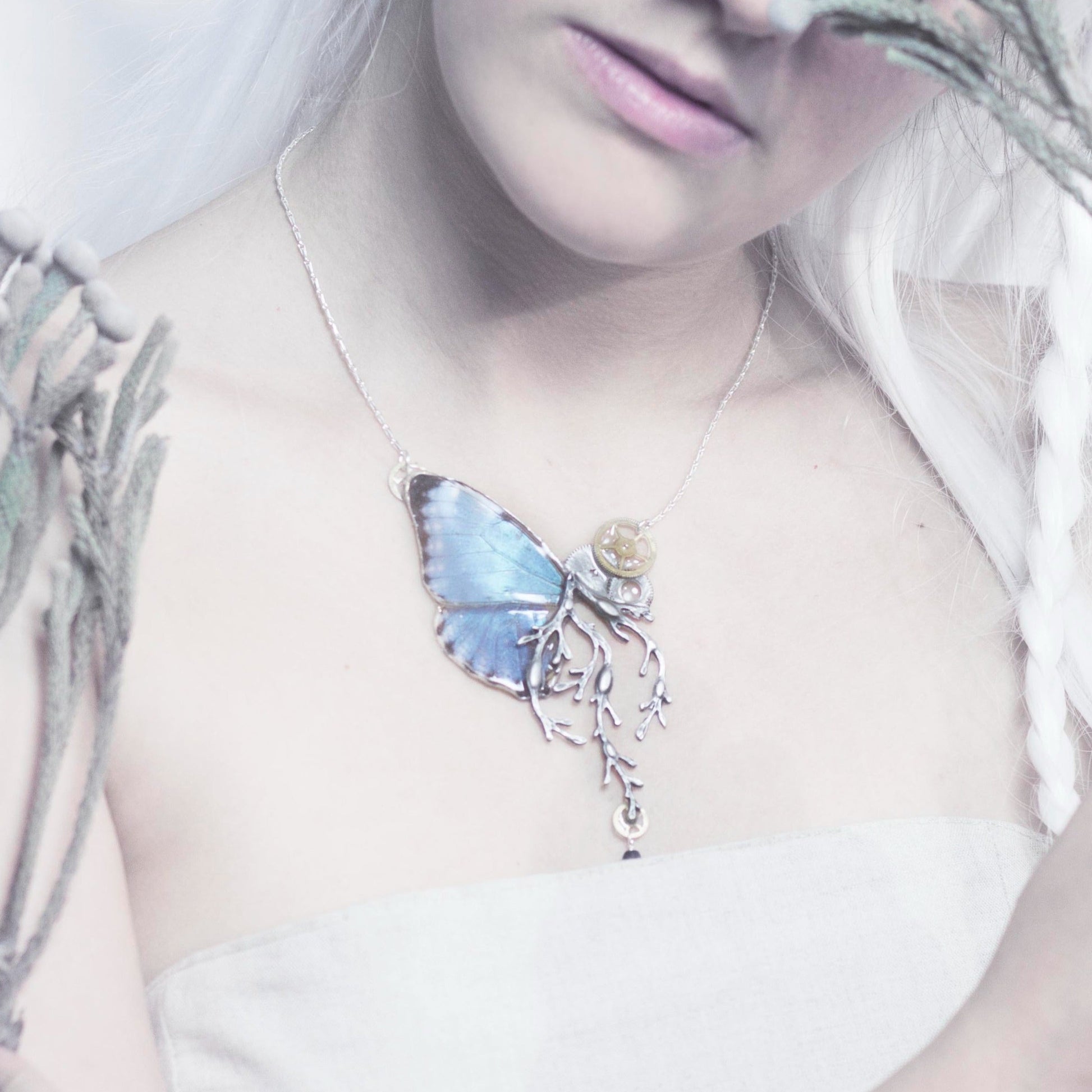 Collier Thétis papillon Morpho bleu iridescent – engrenage horlogerie perles verre argenté | Victorian Rehab