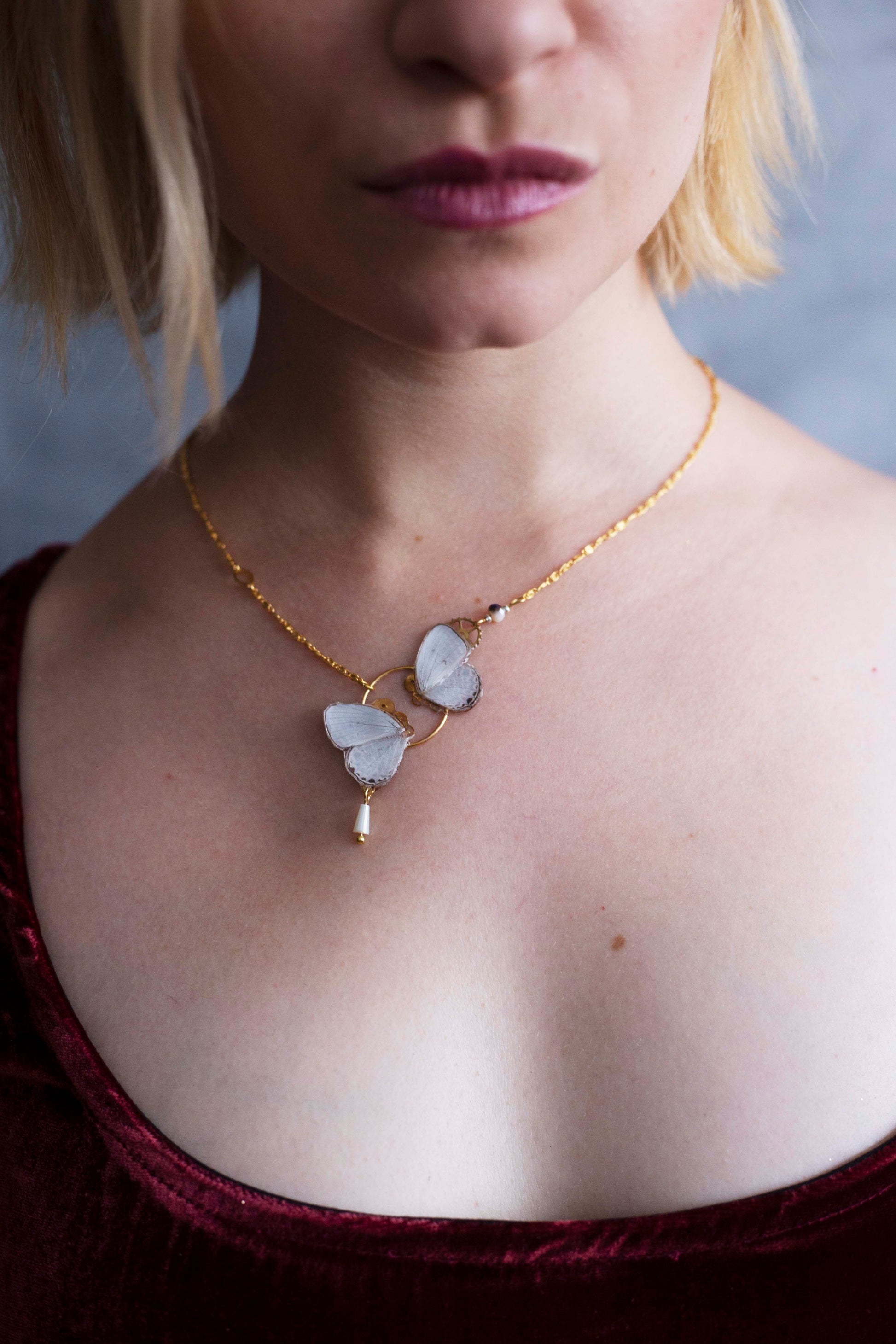 Collier Zéphyr papillon lavande nacré porté – bijou Art Nouveau Victorian Rehab