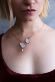 Collier Zéphyr papillon lavande nacré porté – bijou Art Nouveau Victorian Rehab