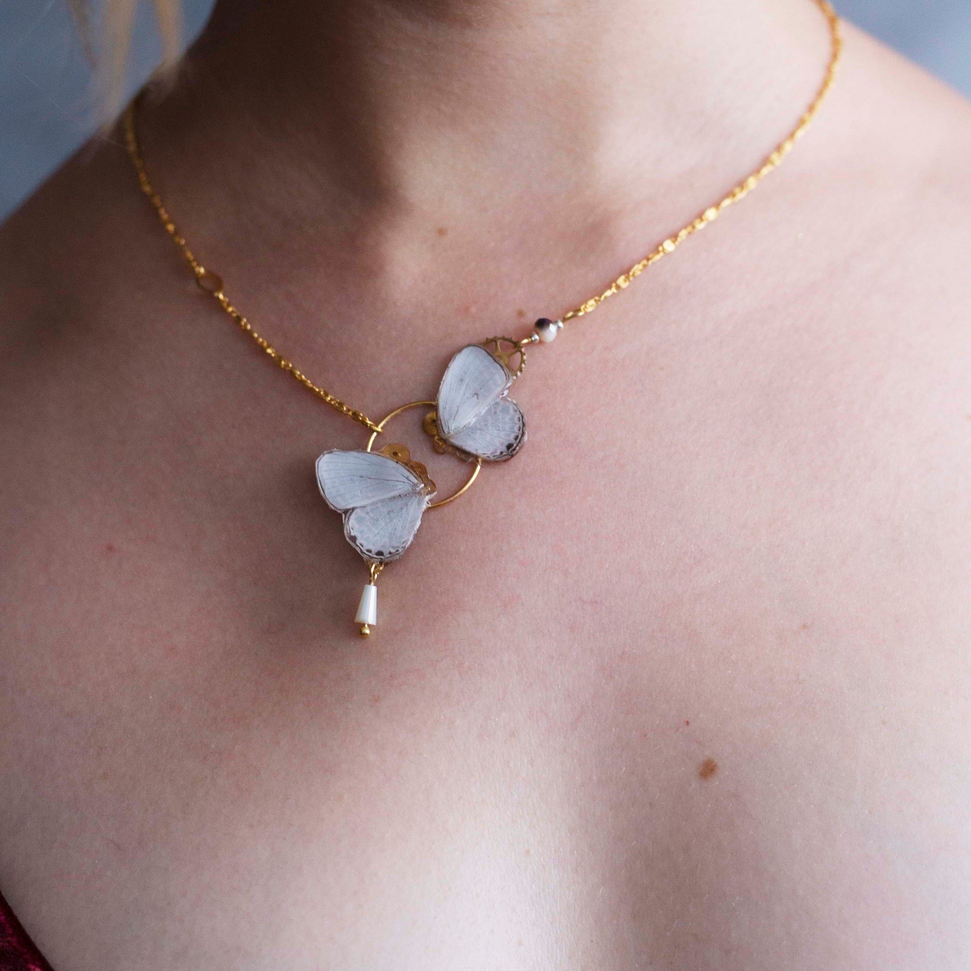 Collier Zéphyr papillon Udara Dilecta lavande nacré – engrenage horlogerie doré Art Nouveau | Victorian Rehab
