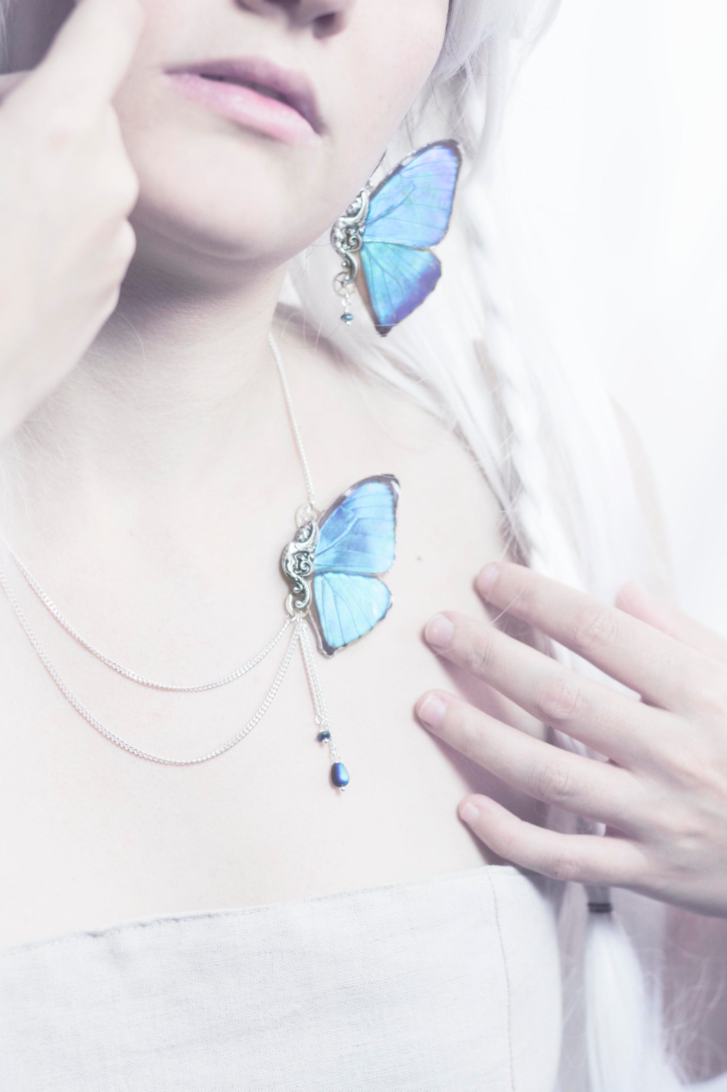 Détail boucles Sphynx Morpho Zephyritis – aile papillon bleu nacré engrenage montre ancienne