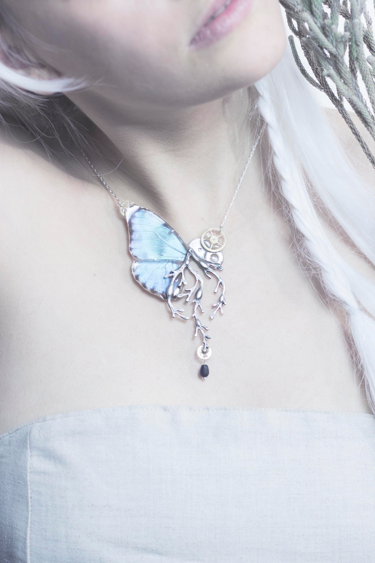 Détail collier Thétis Morpho – aile papillon bleu nacré estampe argentée laiton fait main Hérault