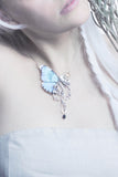 Détail collier Thétis Morpho – aile papillon bleu nacré estampe argentée laiton fait main Hérault
