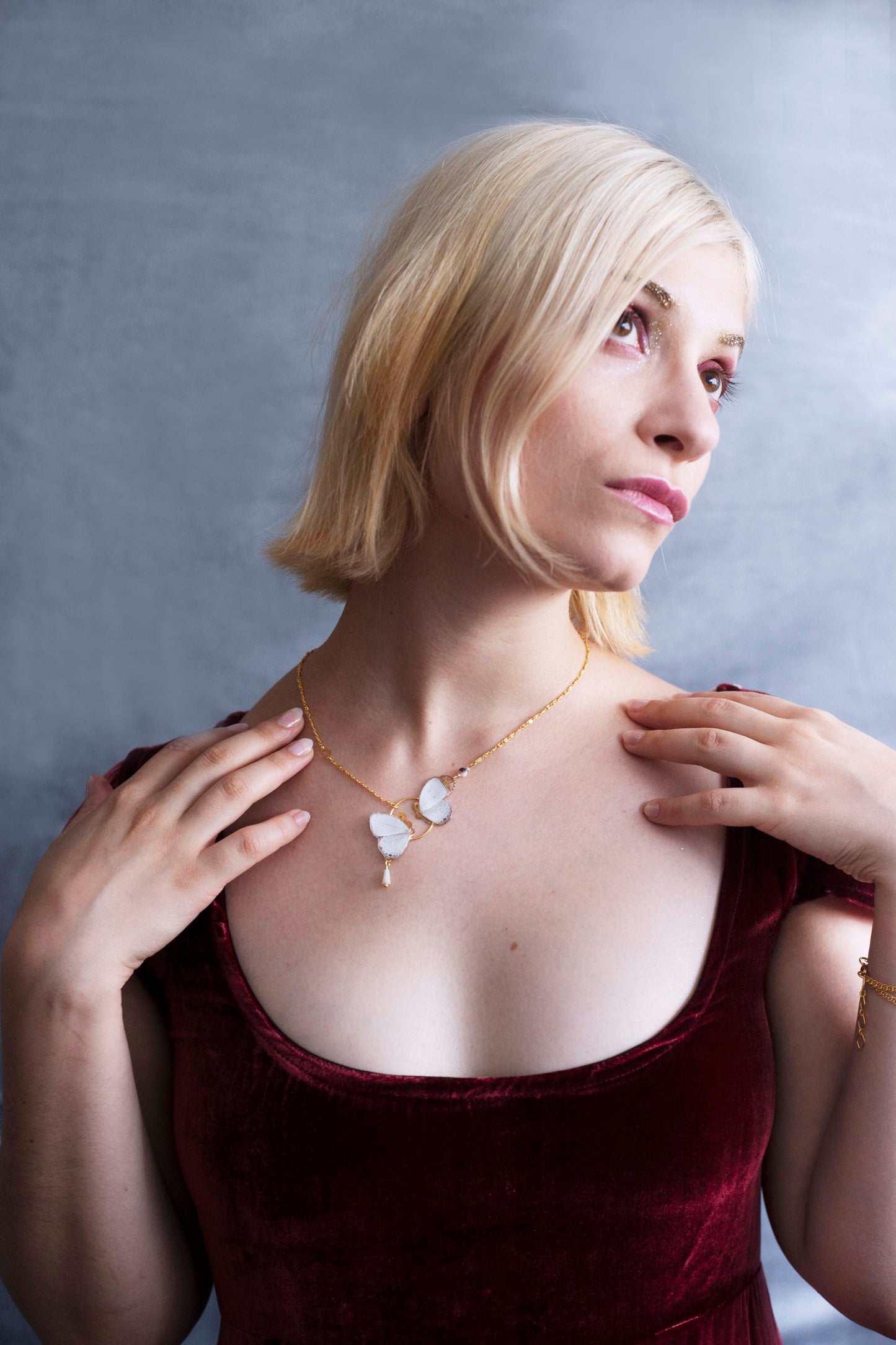 Détail collier Zéphyr Udara Dilecta – aile papillon lavande nacrée laiton doré fait main Hérault