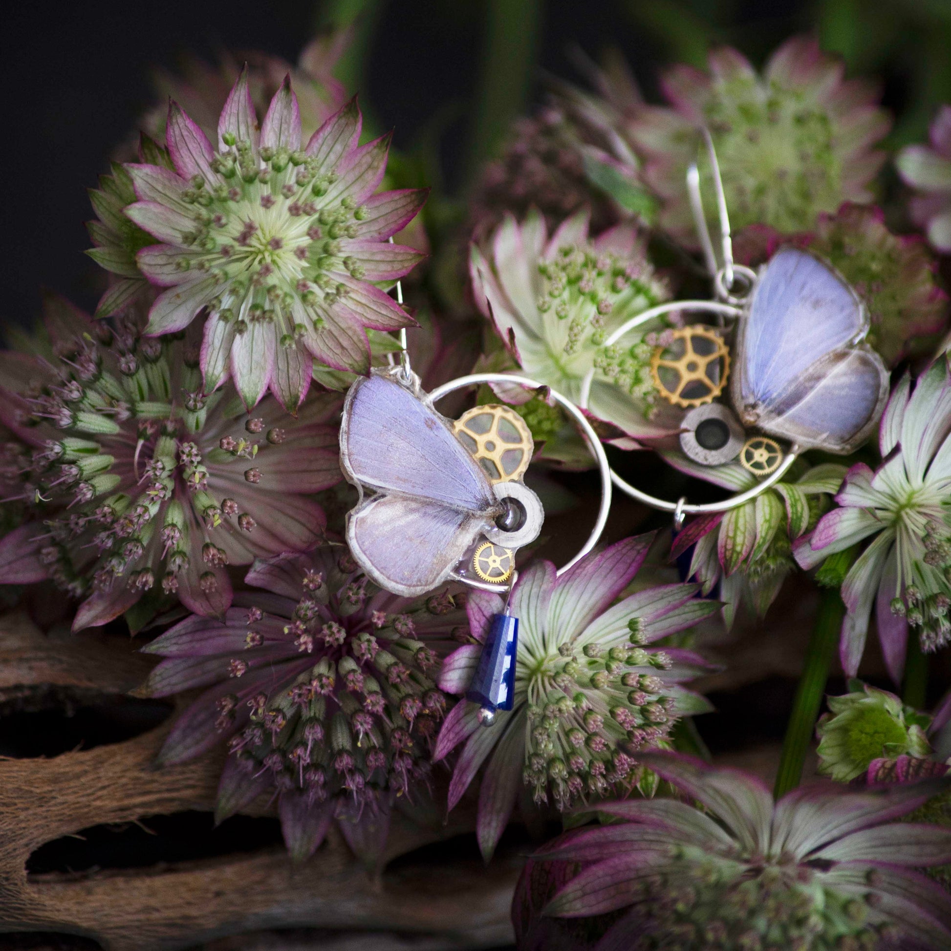 Boucles d'oreille Zéphyr papillon Udara Dilecta lavande nacré – engrenage doré Art Nouveau | Victorian Rehab